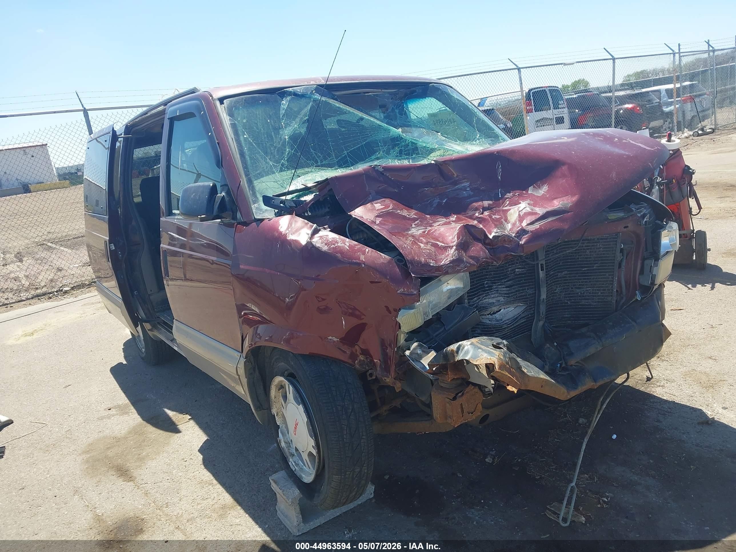2004 GMC Safari, VIN 1GKEL19X04B500483 — Front end