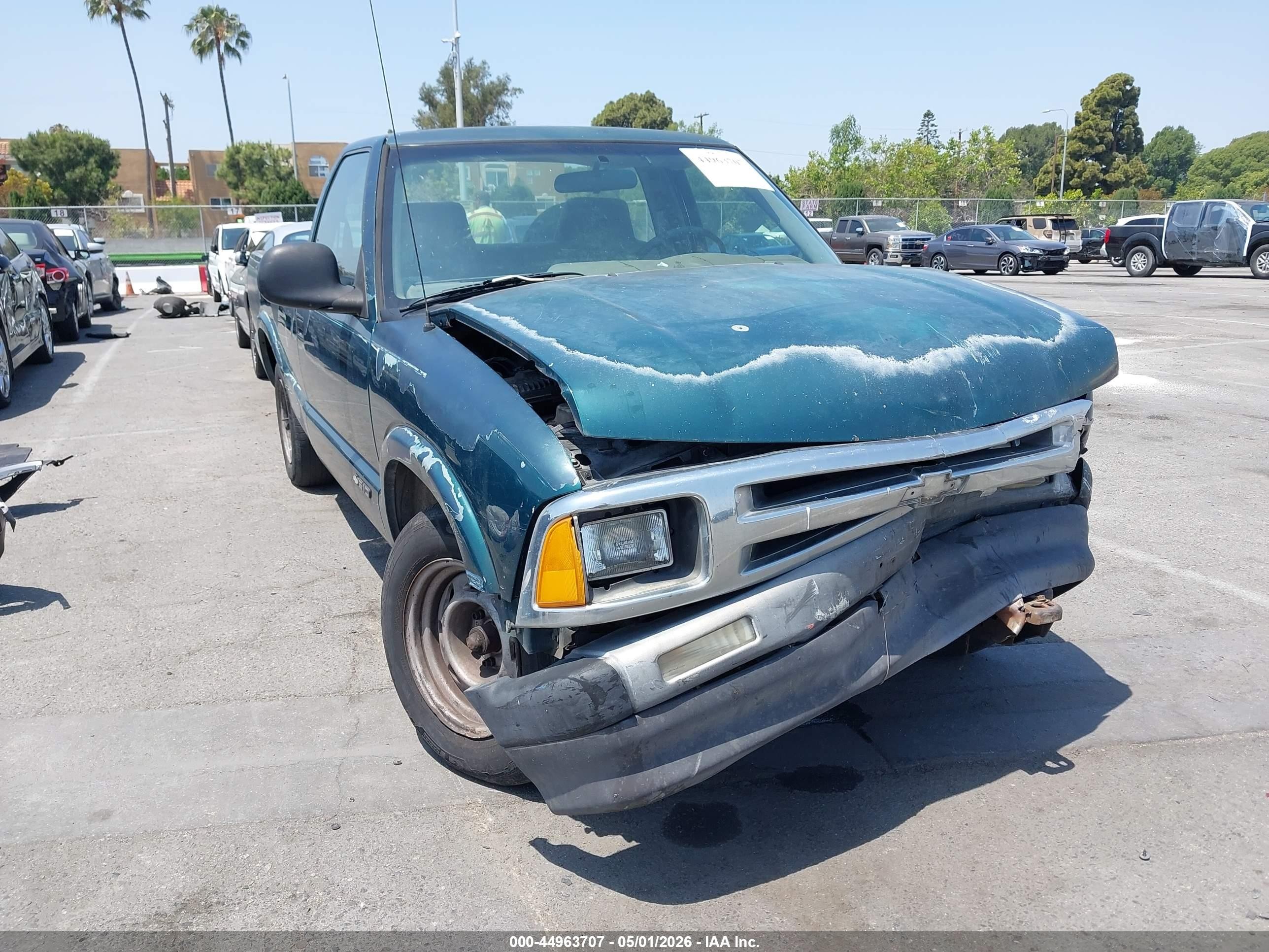 1997 Chevrolet S-10, VIN 1GCCS14X6V8187497 — Front end