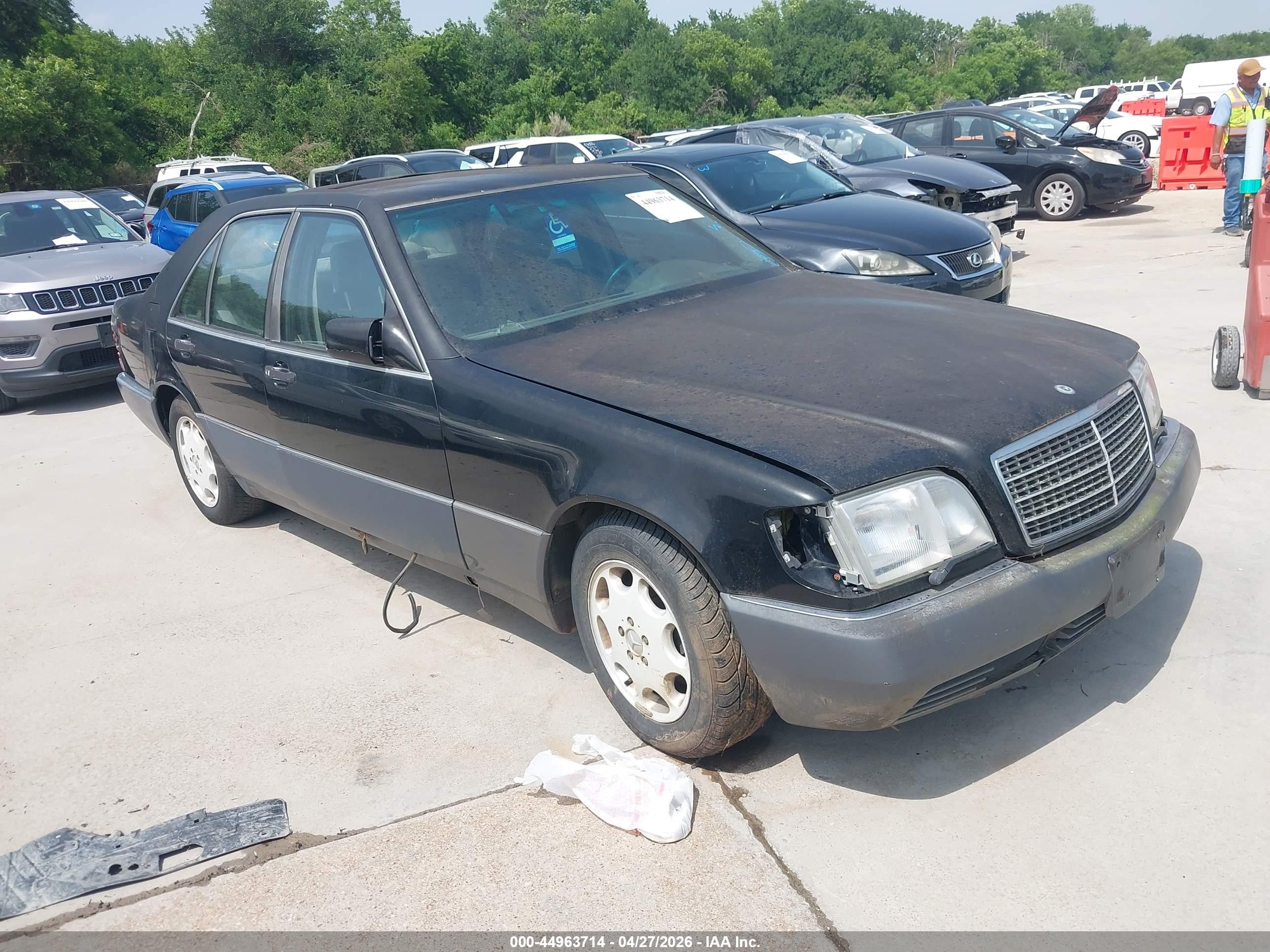 1993 Mercedes-Benz S 320, VIN WDBGA32E2PA121900 — Normal wear