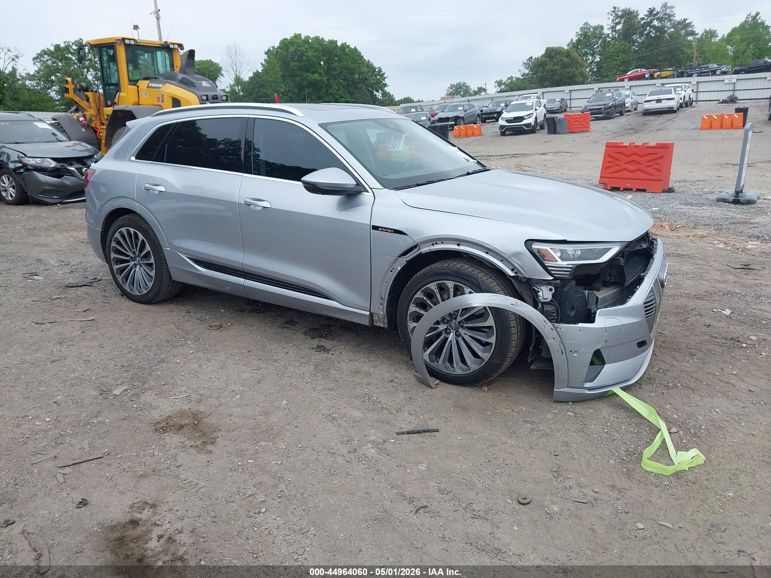 2019 Audi e-tron Prestige, VIN WA1VABGE8KB011149 — Перед