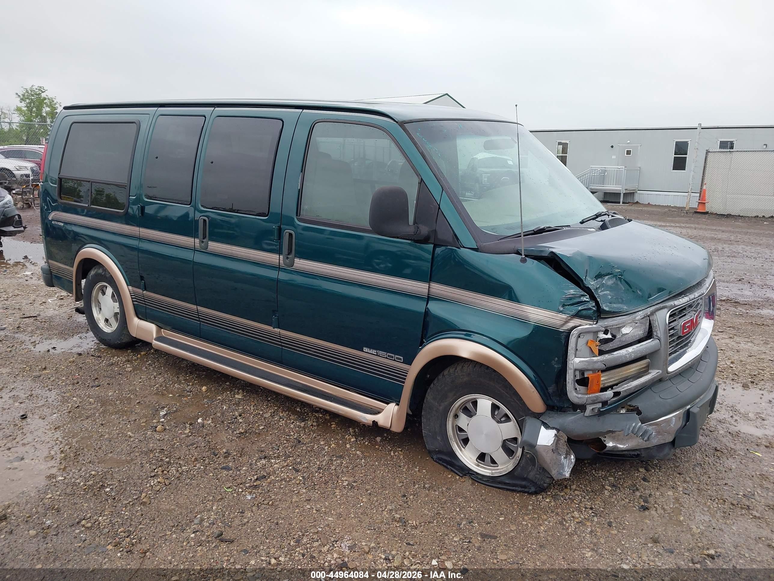 1997 GMC Savana Cargo YF7, VIN 1GDFG15R8V1070930 — Front end