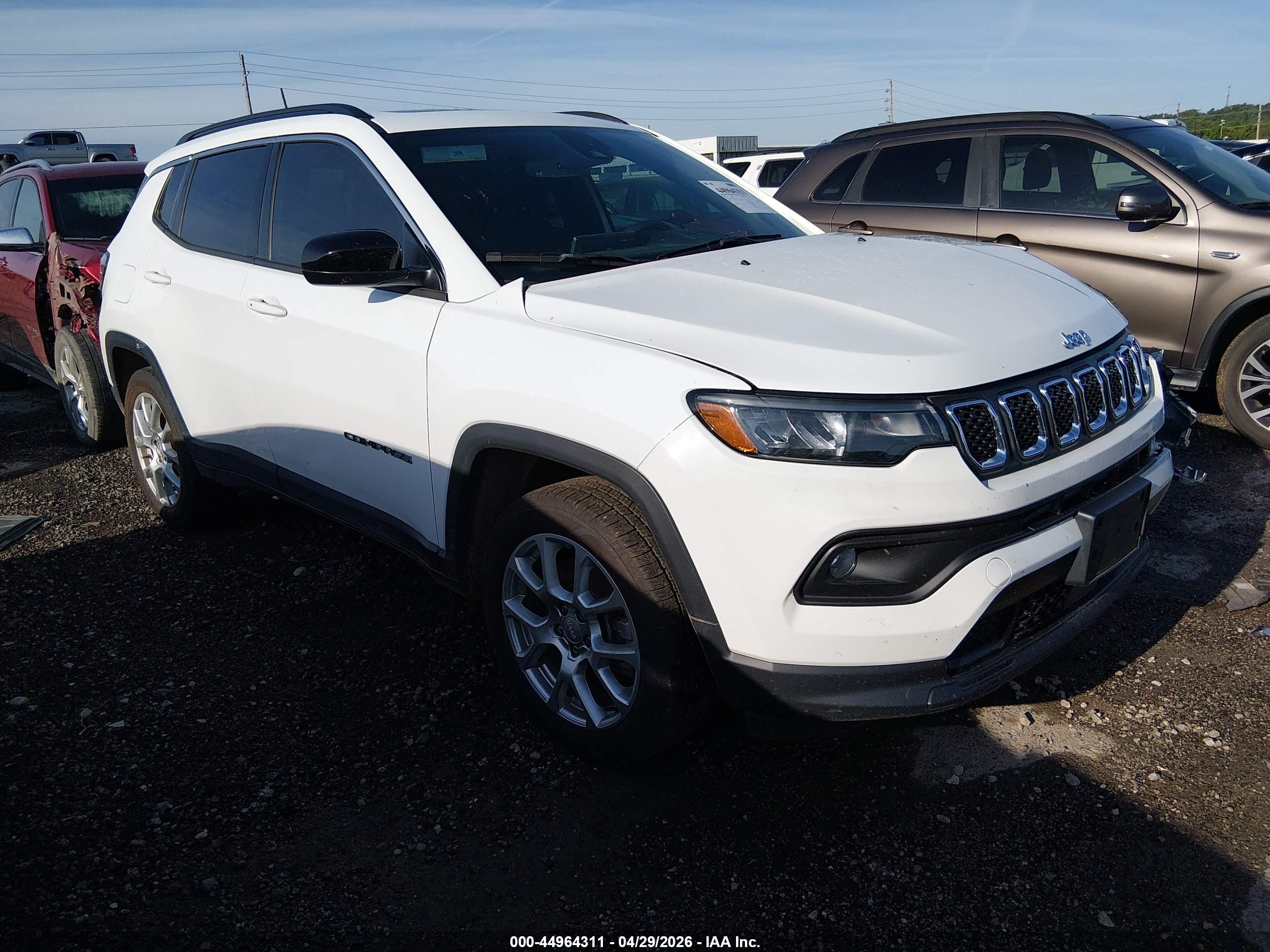 2023 Jeep Compass Latitude Lux, VIN 3C4NJDFN7PT531156 — Front end