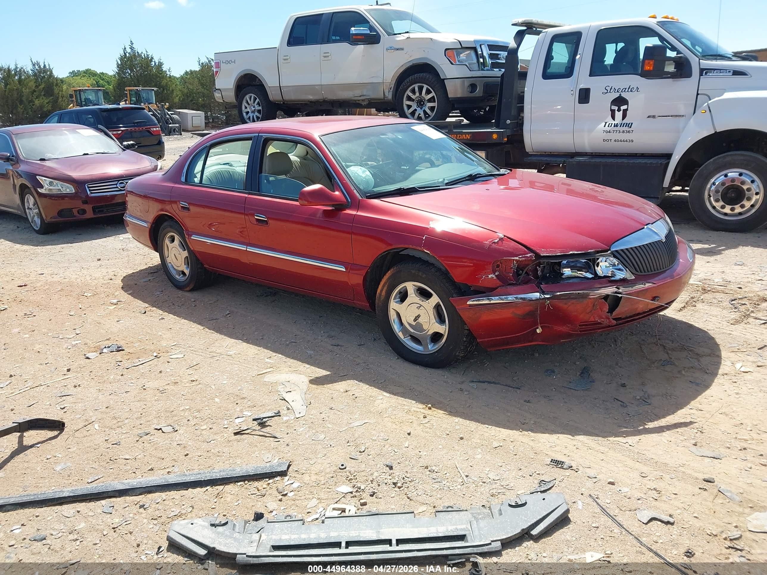 1999 Lincoln Continental, VIN 1LNHM97V0XY682270 — Перед