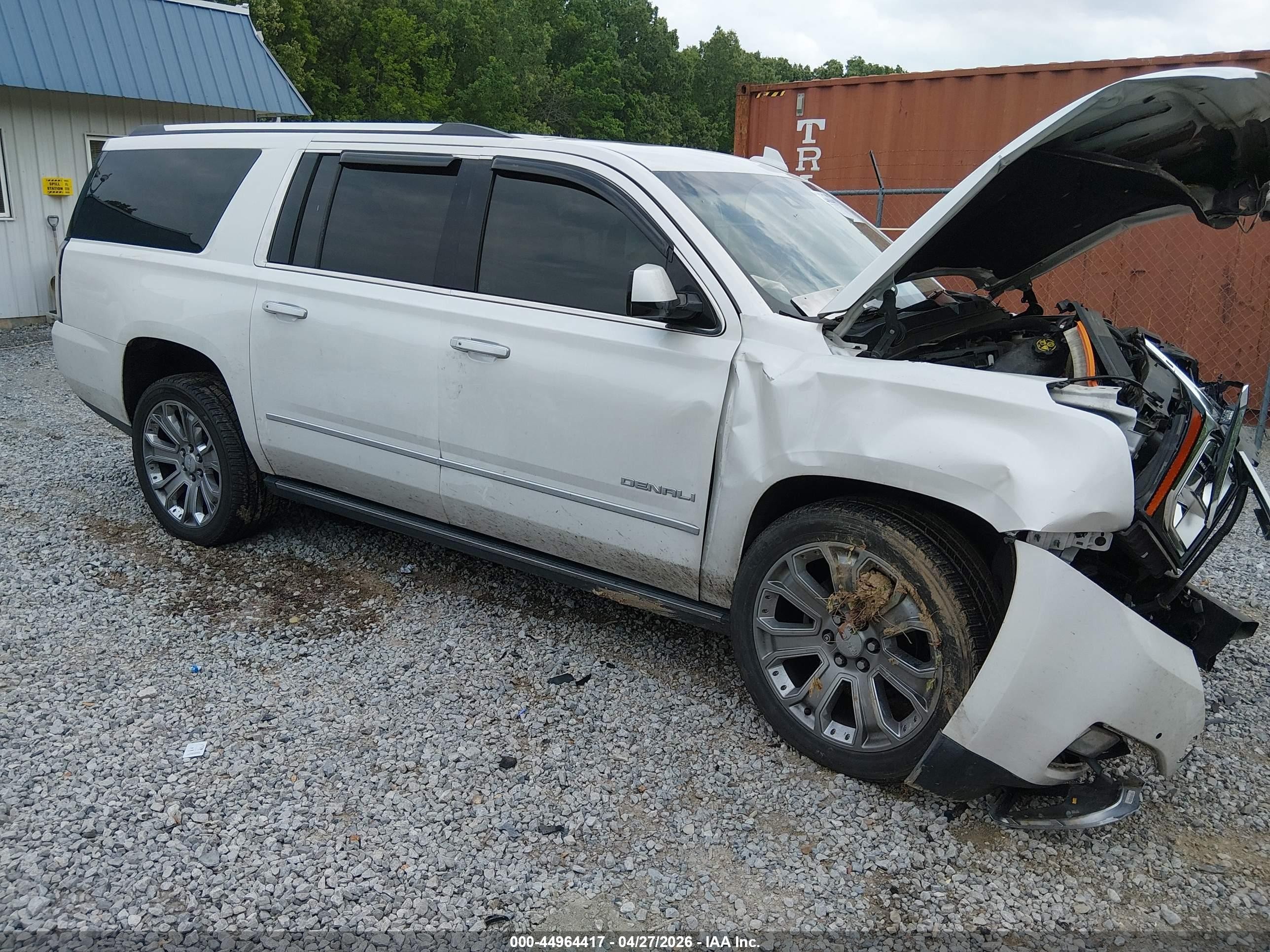2017 GMC Yukon XL Denali, VIN 1GKS1HKJ8HR344911 — Front end