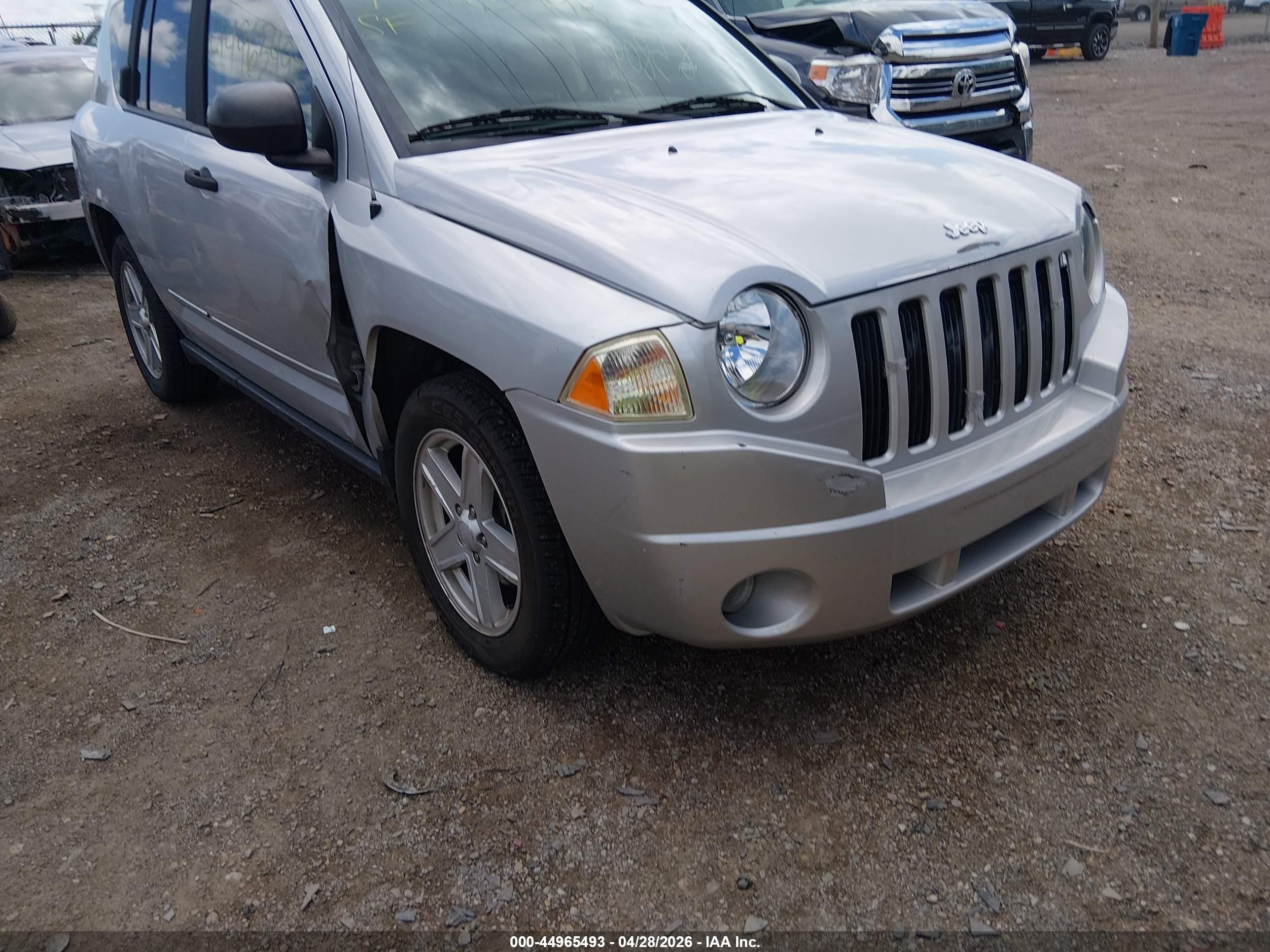 2008 Jeep Compass Sport, VIN 1J8FT47038D777123 — Бок