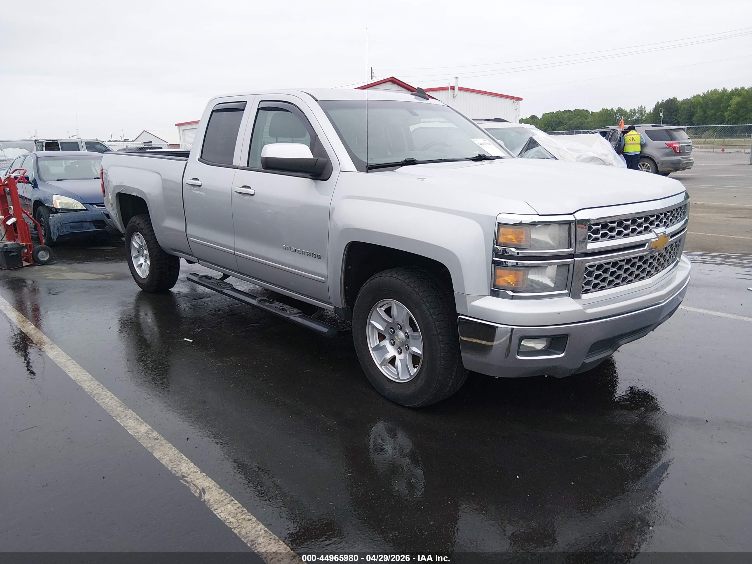 2015 Chevrolet Silverado 1500 LT, VIN 1GCRCREH5FZ345644 — Rear end