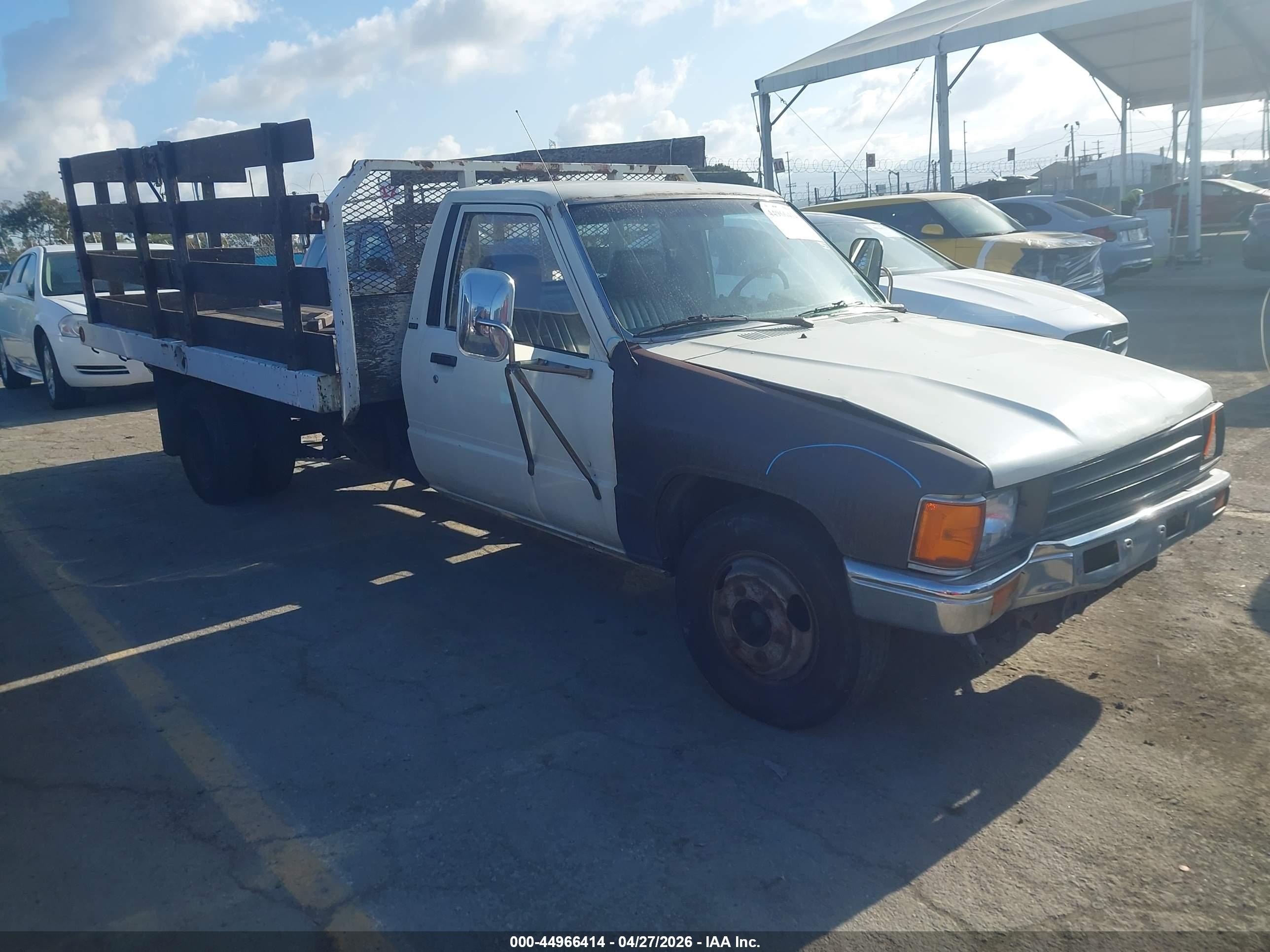 1988 Toyota Pickup, VIN JT5RN75T1J0021151 — Front end