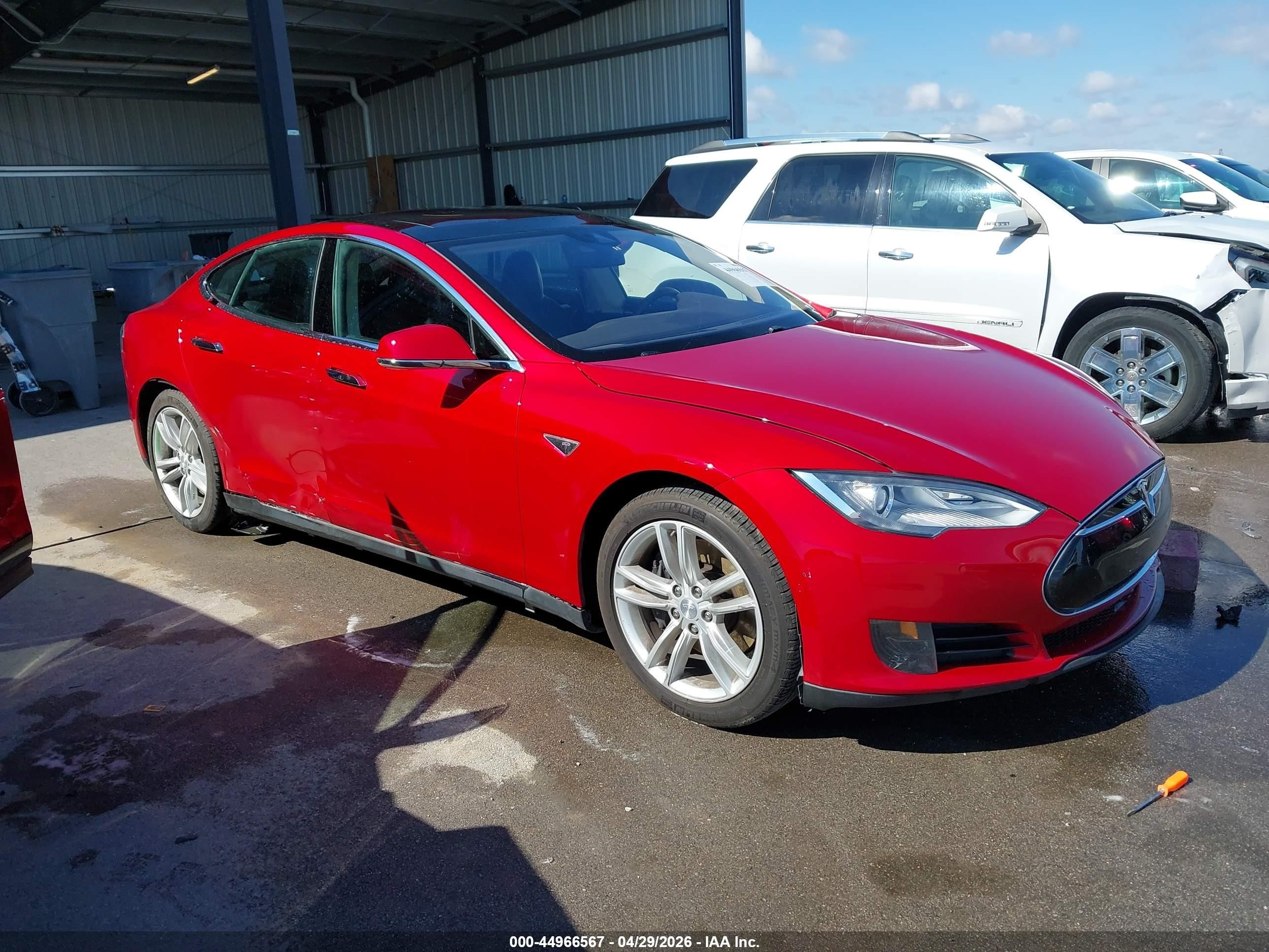 2016 Tesla Model S 70, VIN 5YJSA1E19GF120095 — Бок