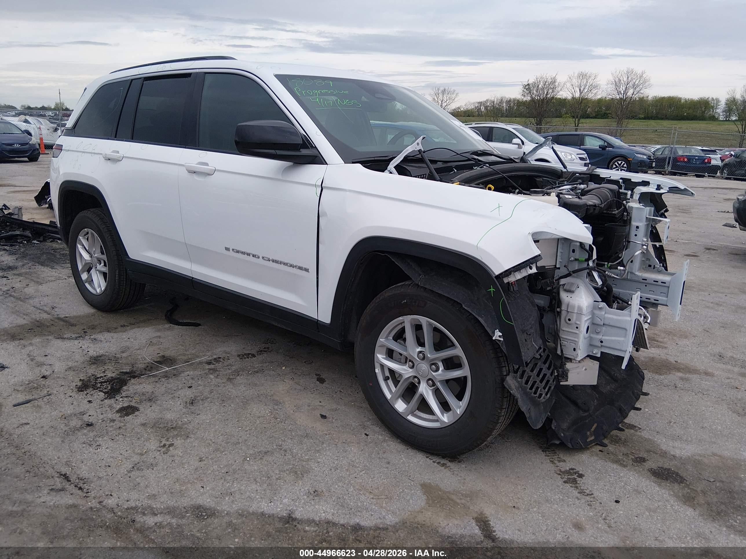 2025 Jeep Grand Cherokee Altitude, VIN 1C4RJHAG5S8752683 — Front end