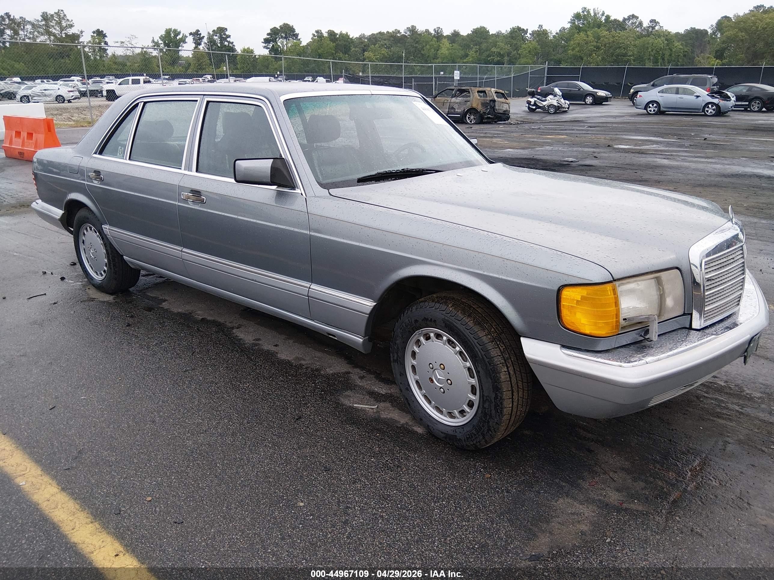1991 Mercedes-Benz 560, VIN WDBCA39E7MA561143 — Normal wear