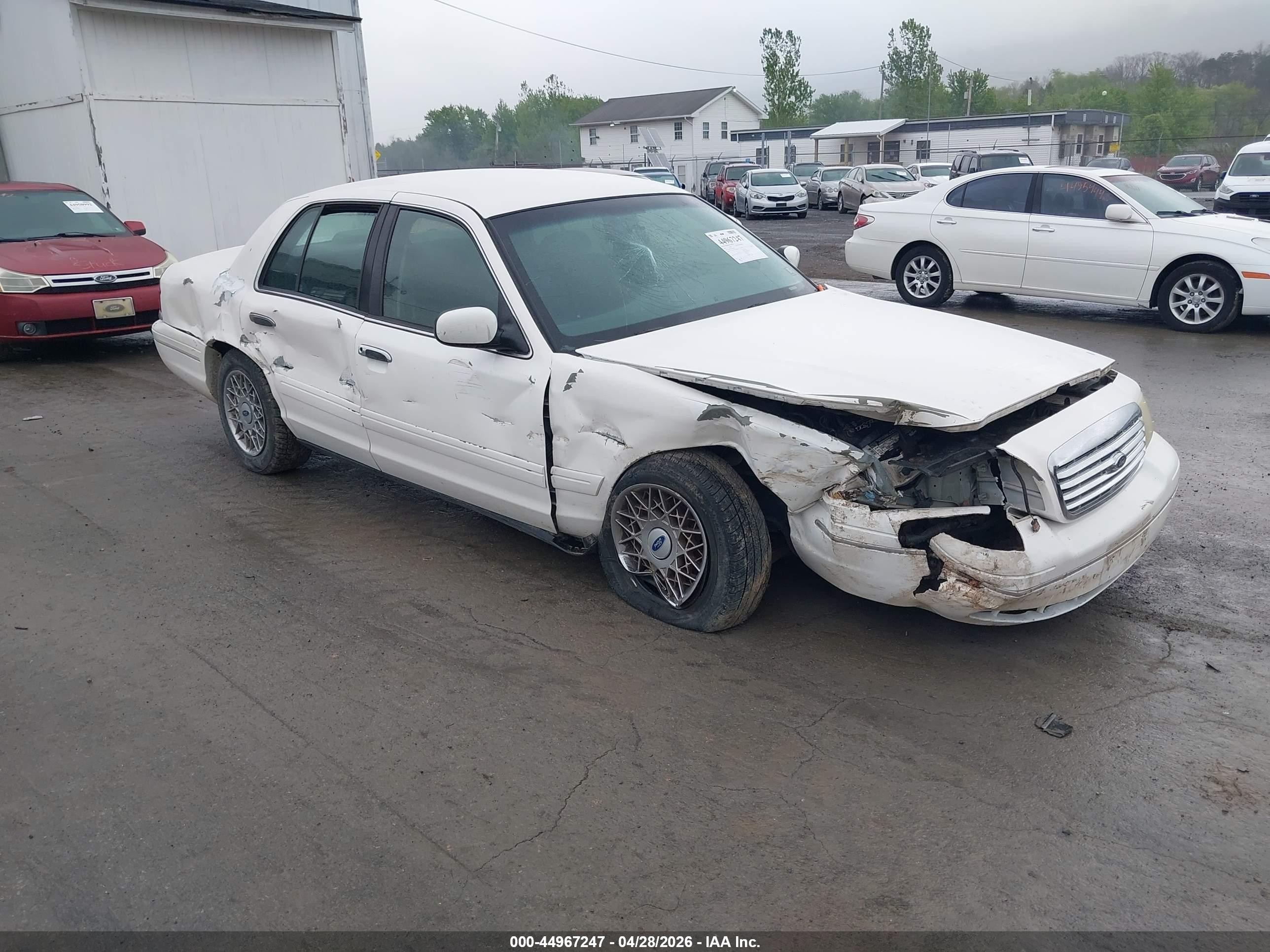 2002 Ford Crown Victoria Standard, VIN 2FAFP73W62X112228 — Side