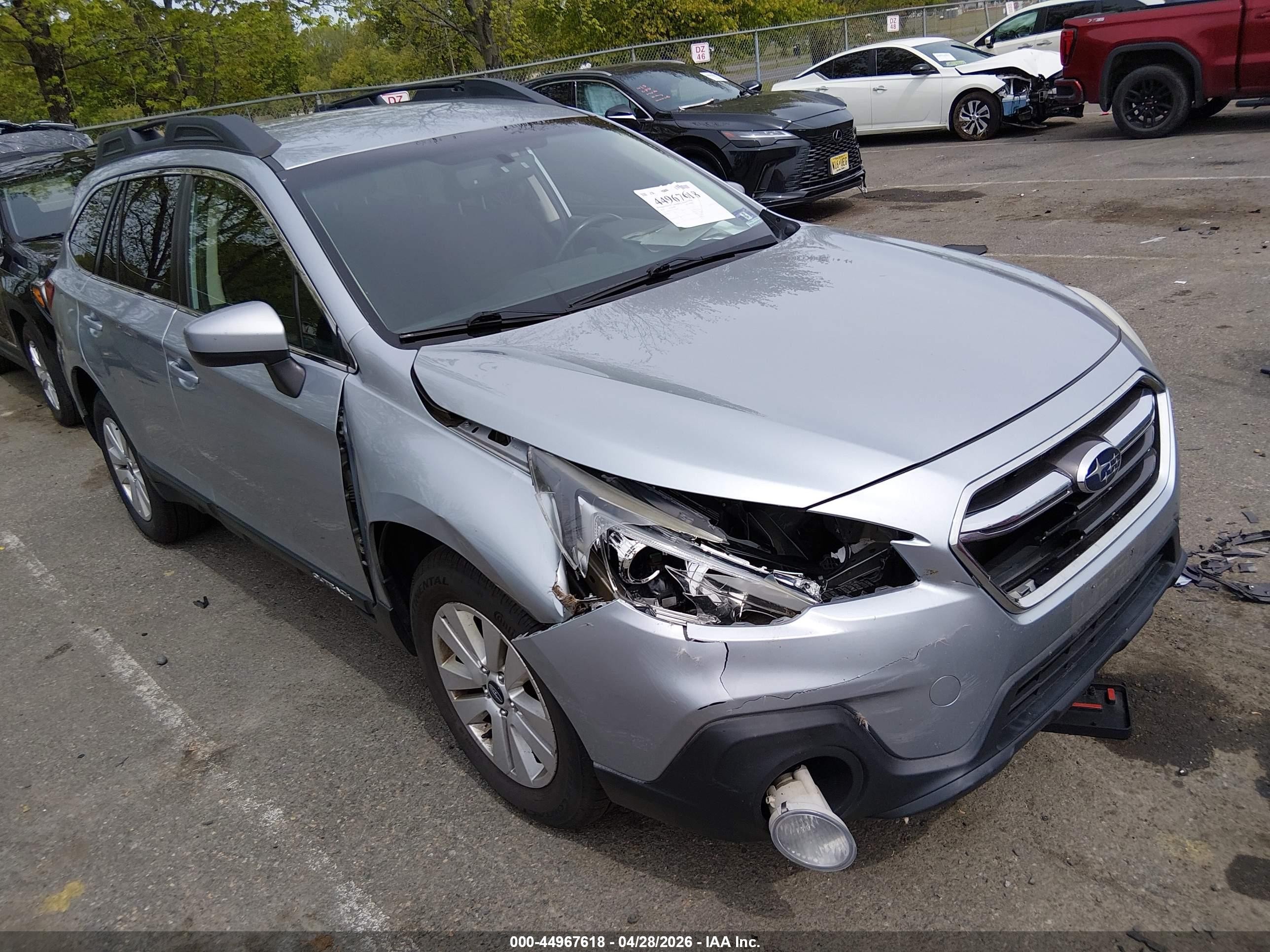2018 Subaru Outback Premium, VIN 4S4BSACC1J3268212 — Front end
