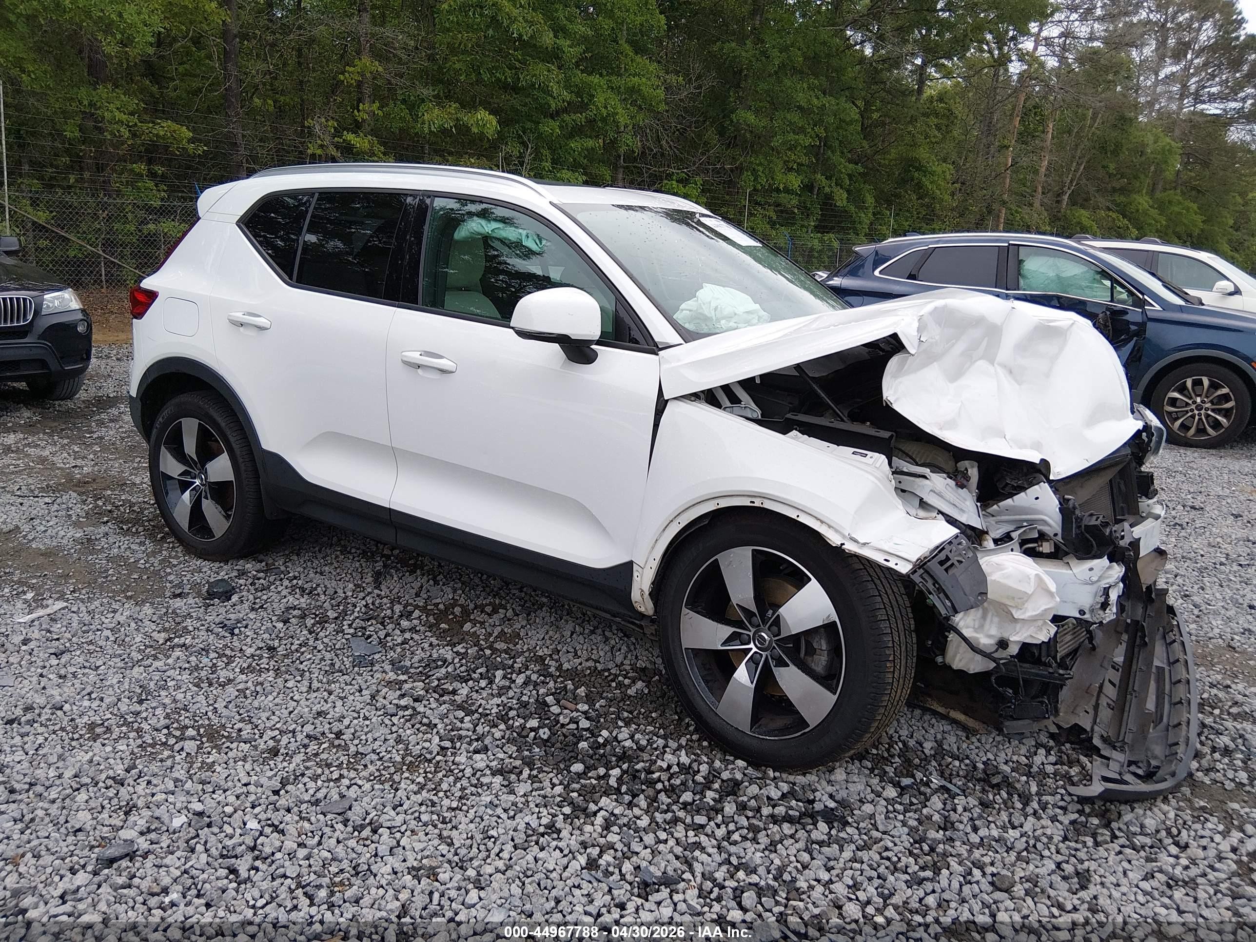 2020 Volvo XC40 Momentum, VIN YV4AC2HK2L2248334 — Front end