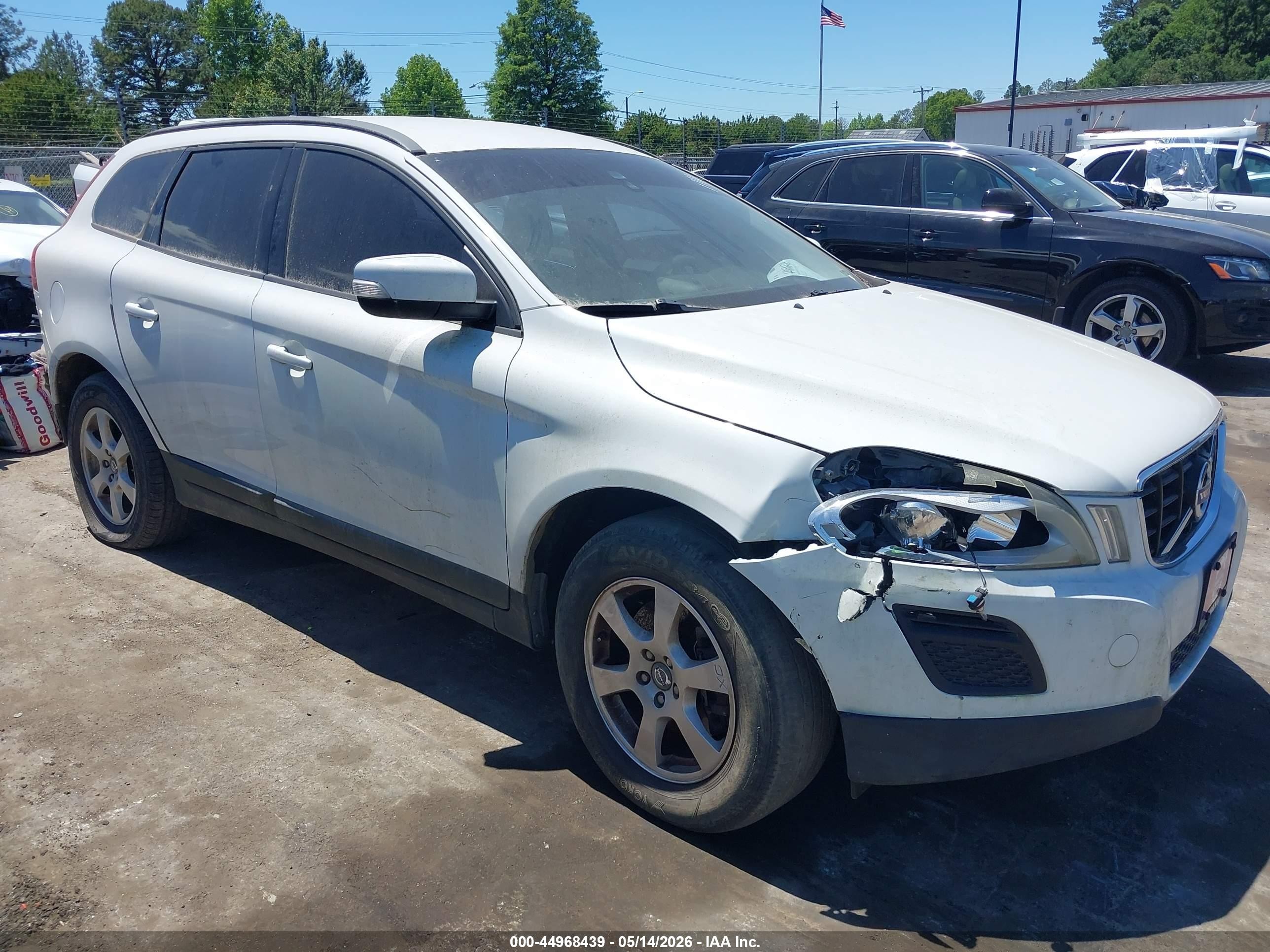 2011 Volvo XC60 3.2L, VIN YV4952DL1B2162006 — Front end