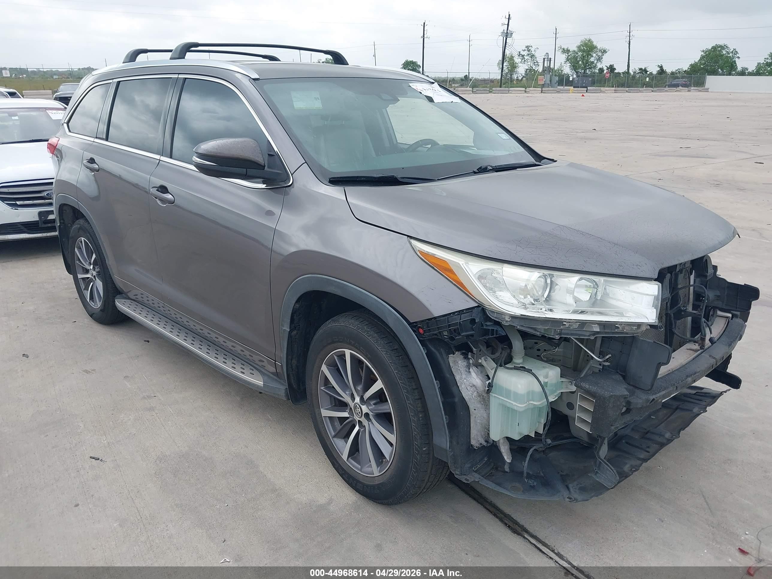 2018 Toyota Highlander SE, VIN 5TDKZRFH6JS271370 — Front end