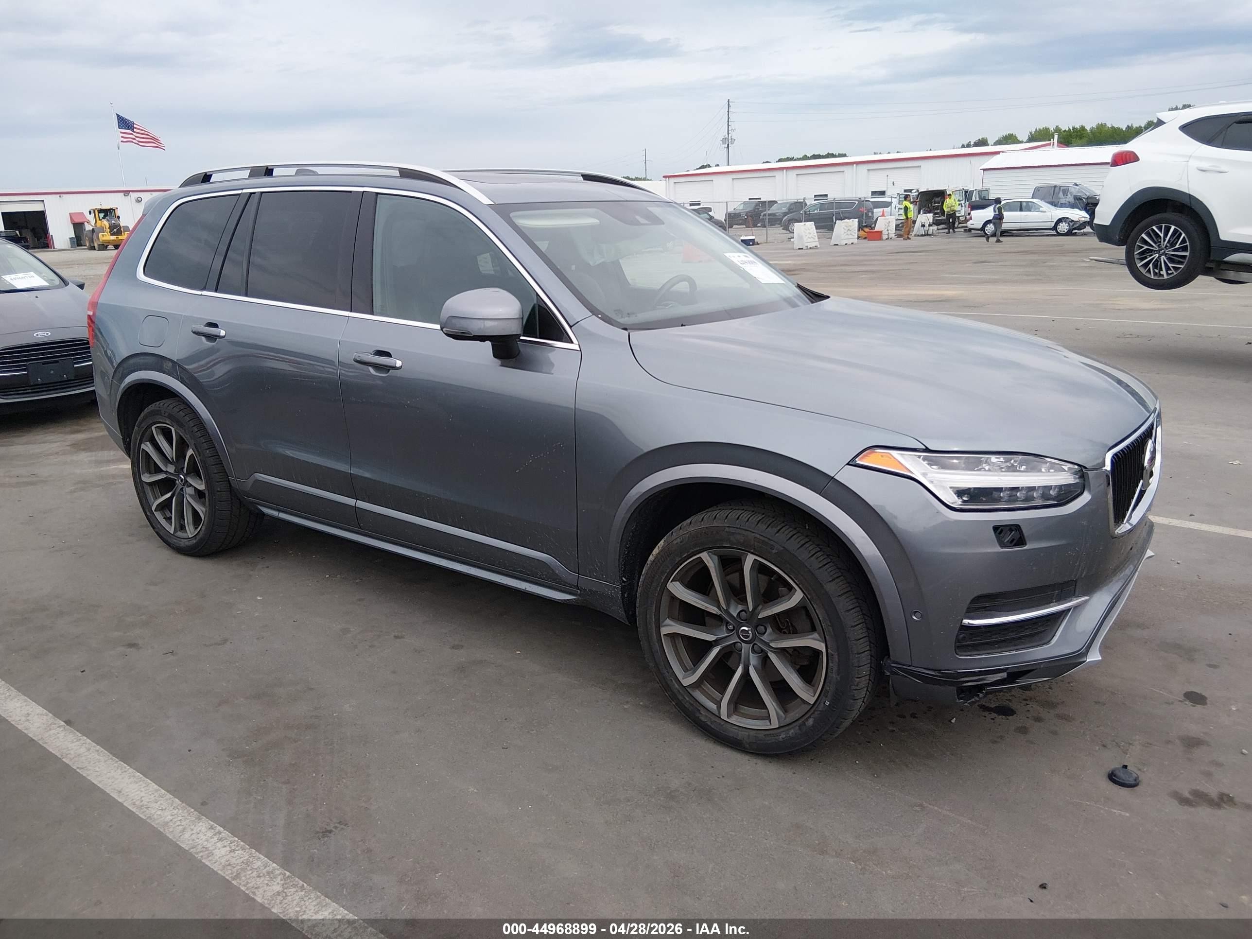 2018 Volvo XC90 Momentum, VIN YV4102PK0J1351572 — Side