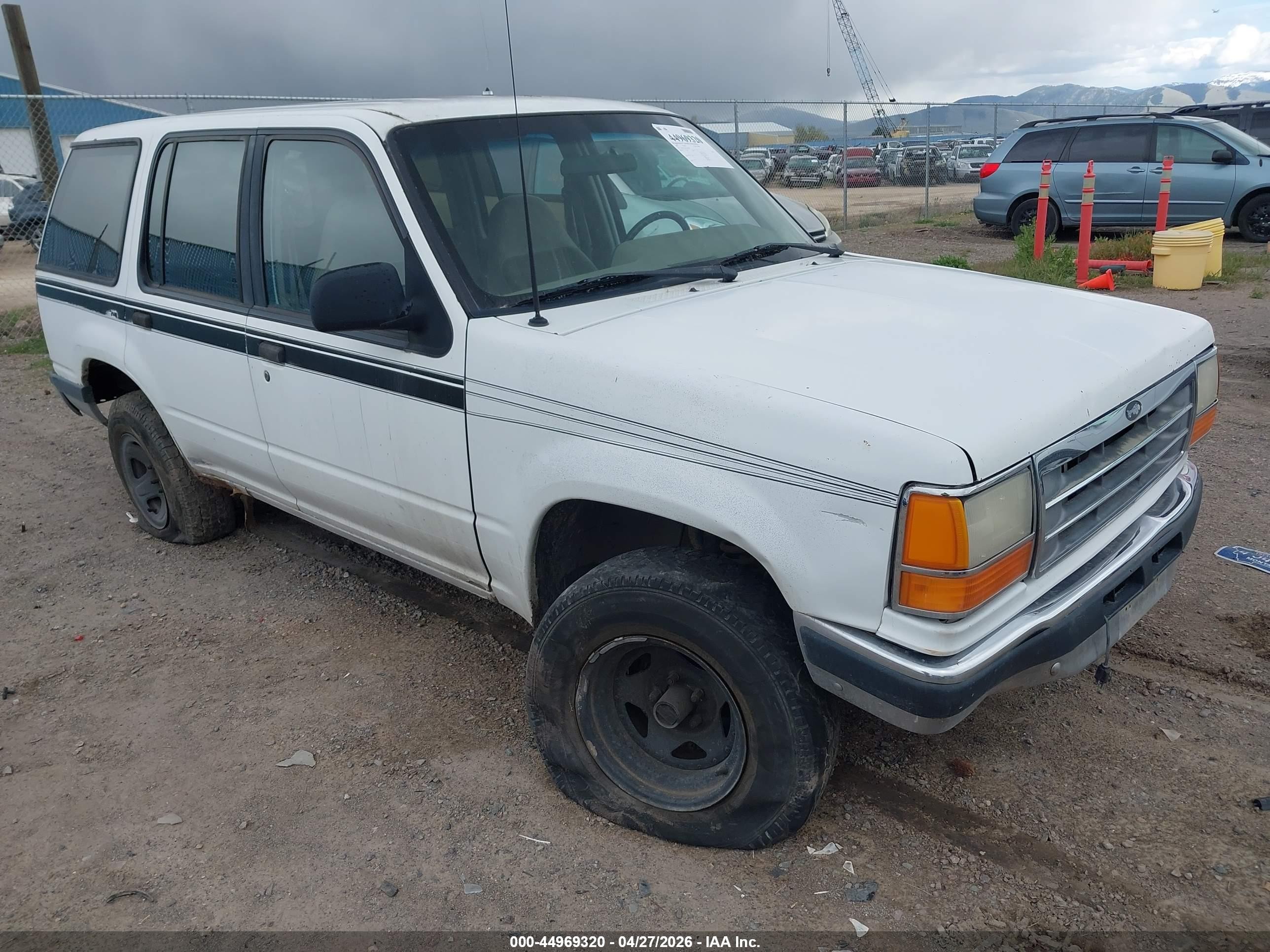 1992 Ford Explorer Eddie Bauer, VIN 1FMDU34X4NUB62580 — Side
