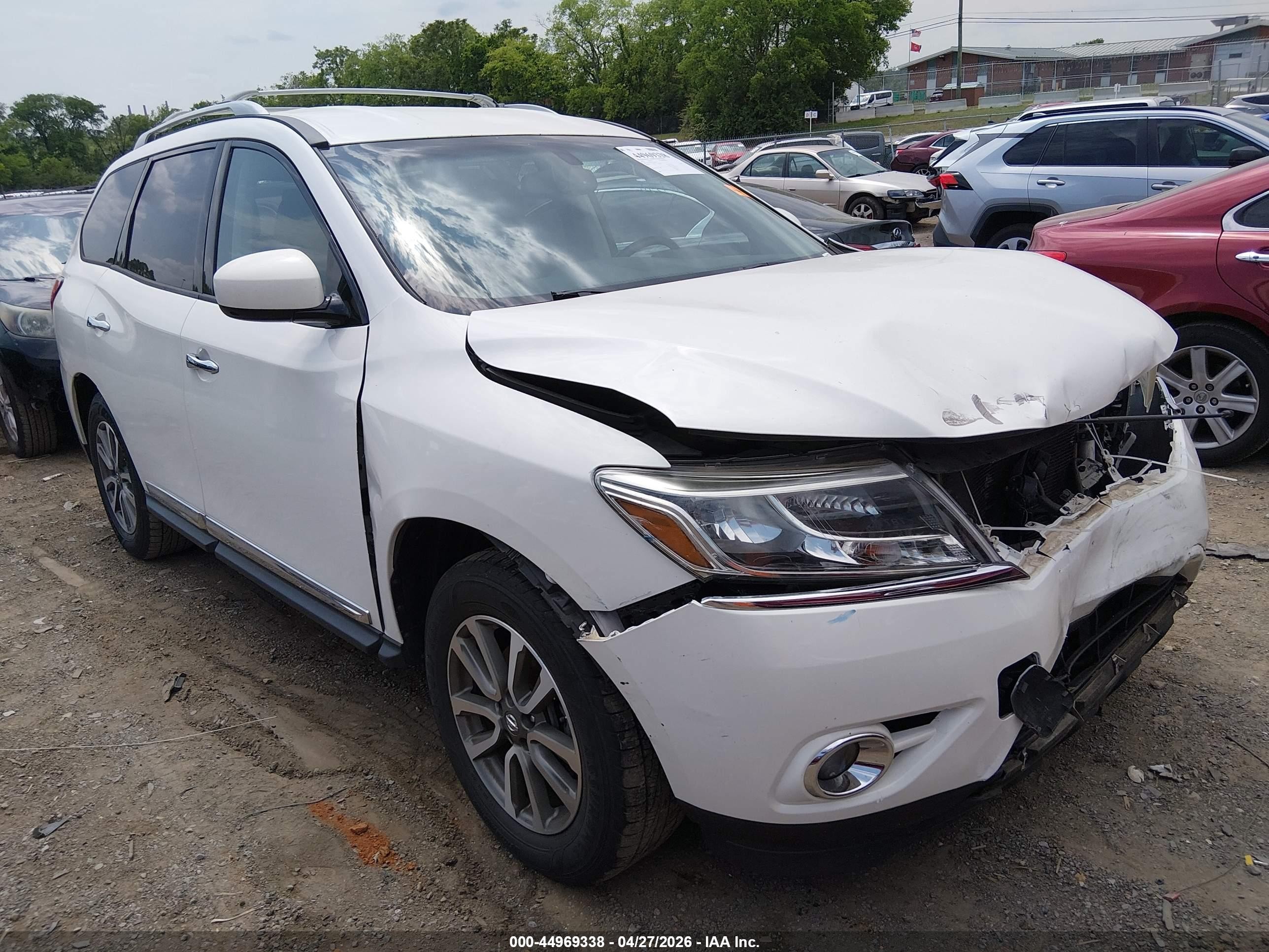2013 Nissan Pathfinder SV, VIN 5N1AR2MN4DC653412 — Front end