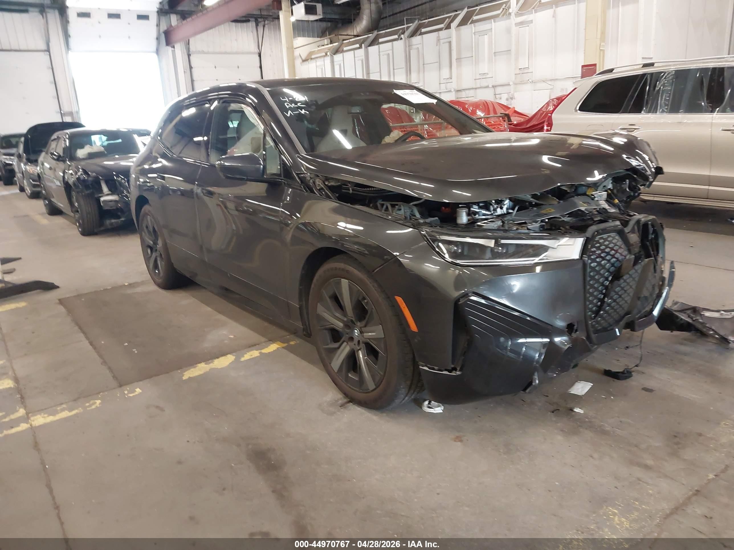 2023 BMW iX xDrive50, VIN WB523CF03PCM92343 — Перед