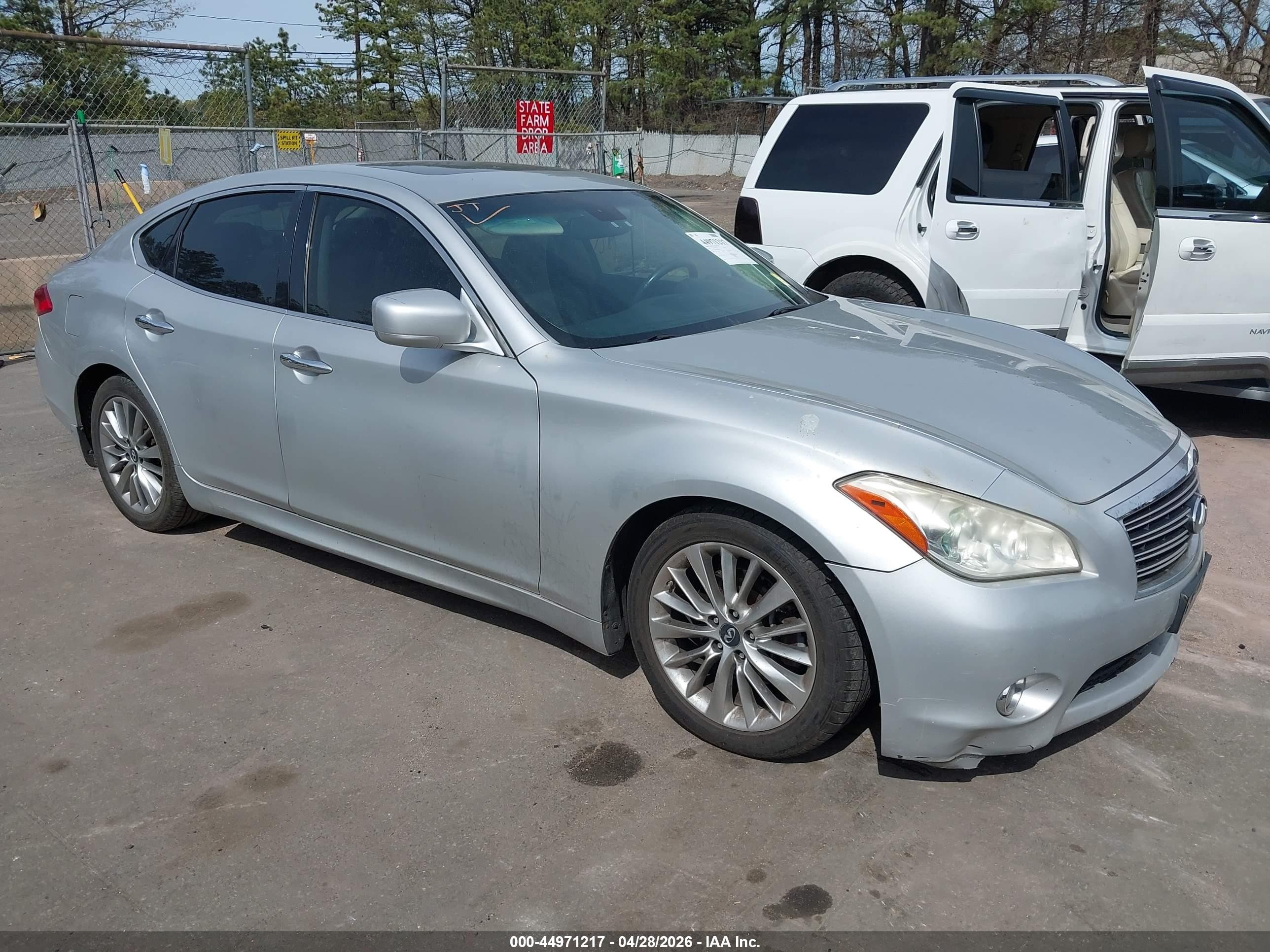 2012 Infiniti M, VIN JN1BY1AR0CM390750 — Side