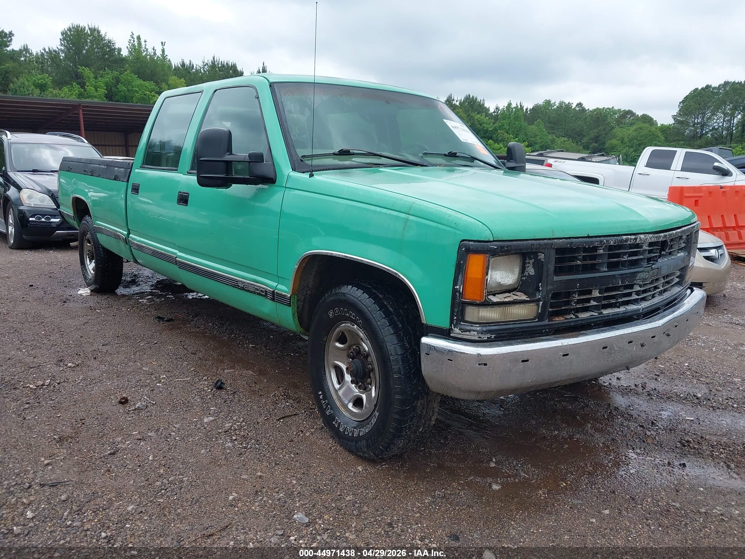2000 Chevrolet Silverado 3500, VIN 1GCGC33R7YF470956 — Rear end