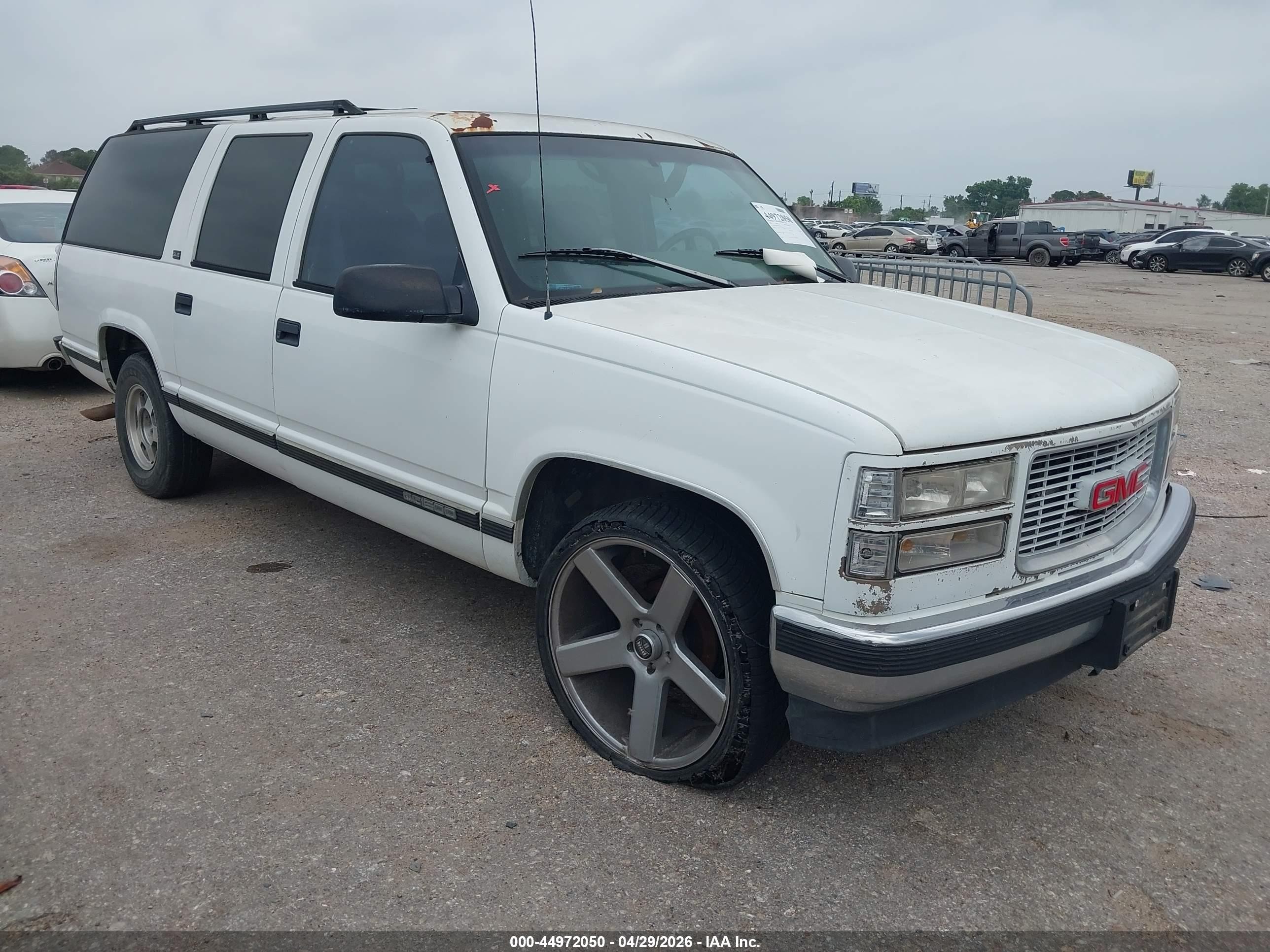 1996 GMC Suburban, VIN 3GKEC16R3TG522571 — Front end