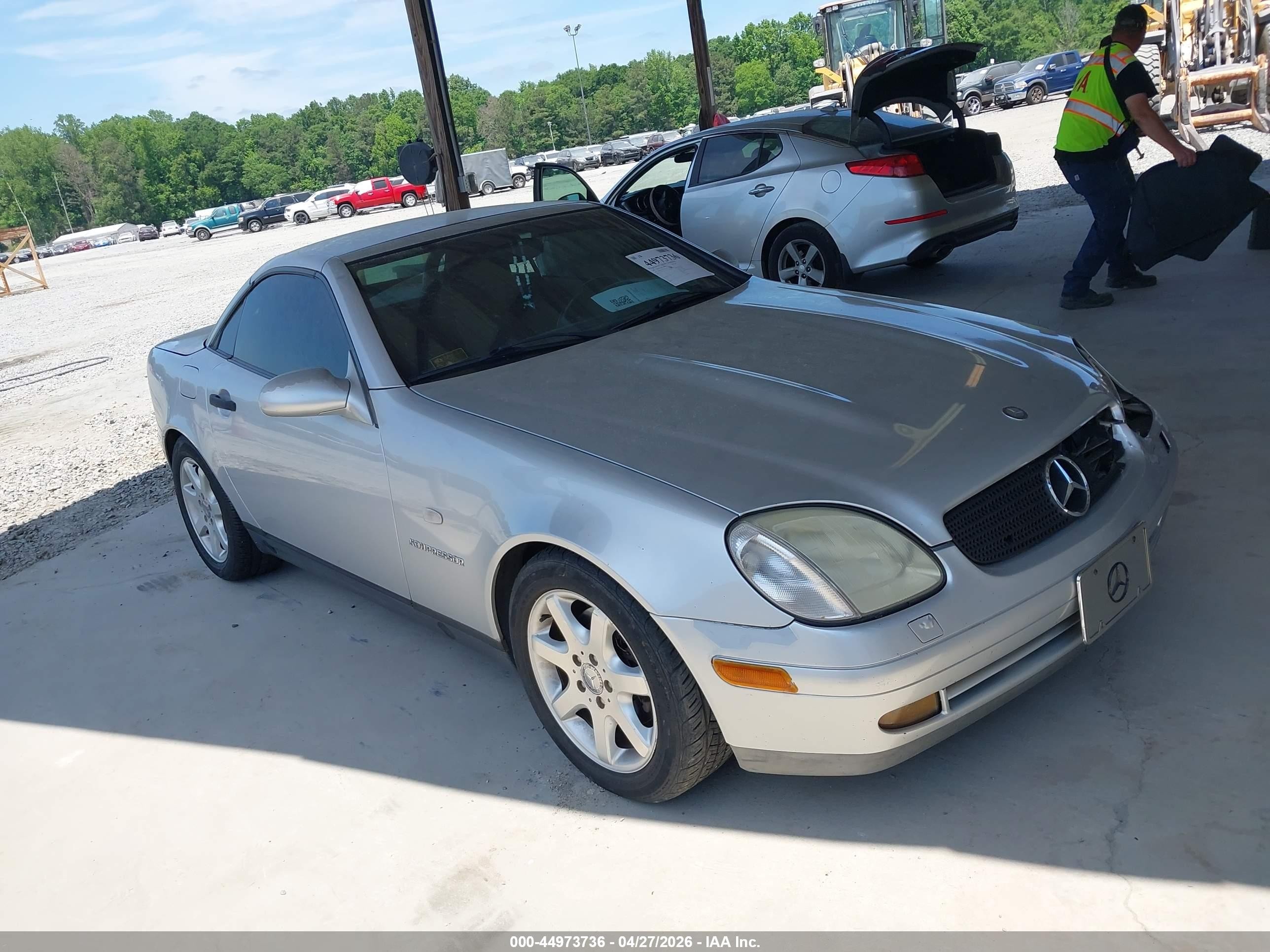 2000 Mercedes-Benz SLK 230 Kompressor, VIN WDBKK47F2YF153829 — Front end