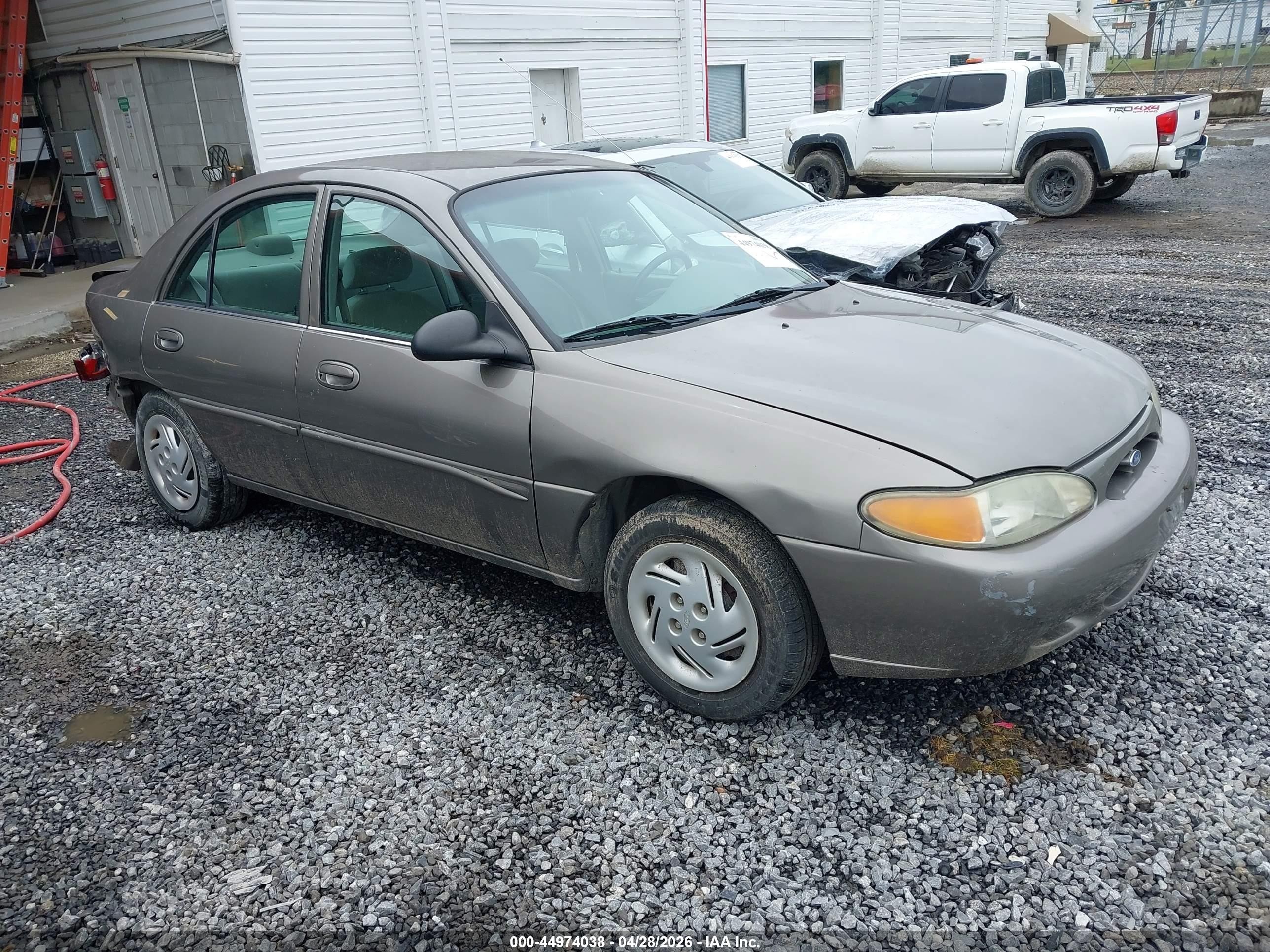 2002 Ford Escort Fleet Standard, VIN 3FAFP13P82R211606 — Зад