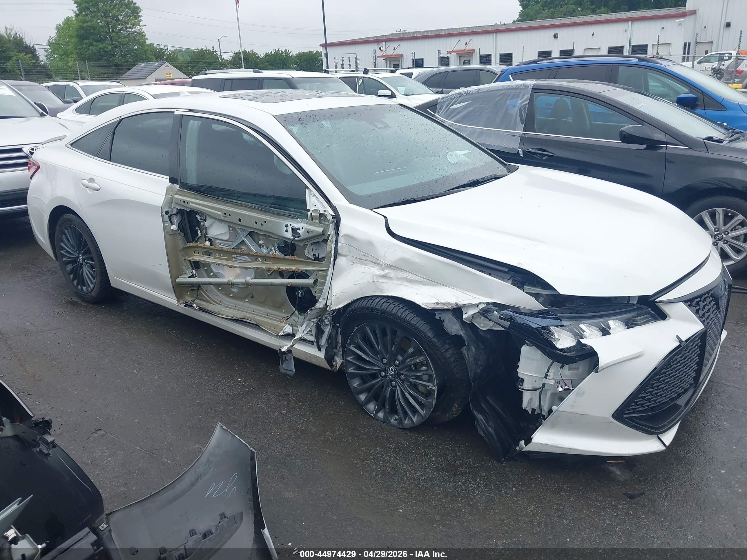 2019 Toyota Avalon Limited Hybrid, VIN 4T1B21FB8KU004127 — Side