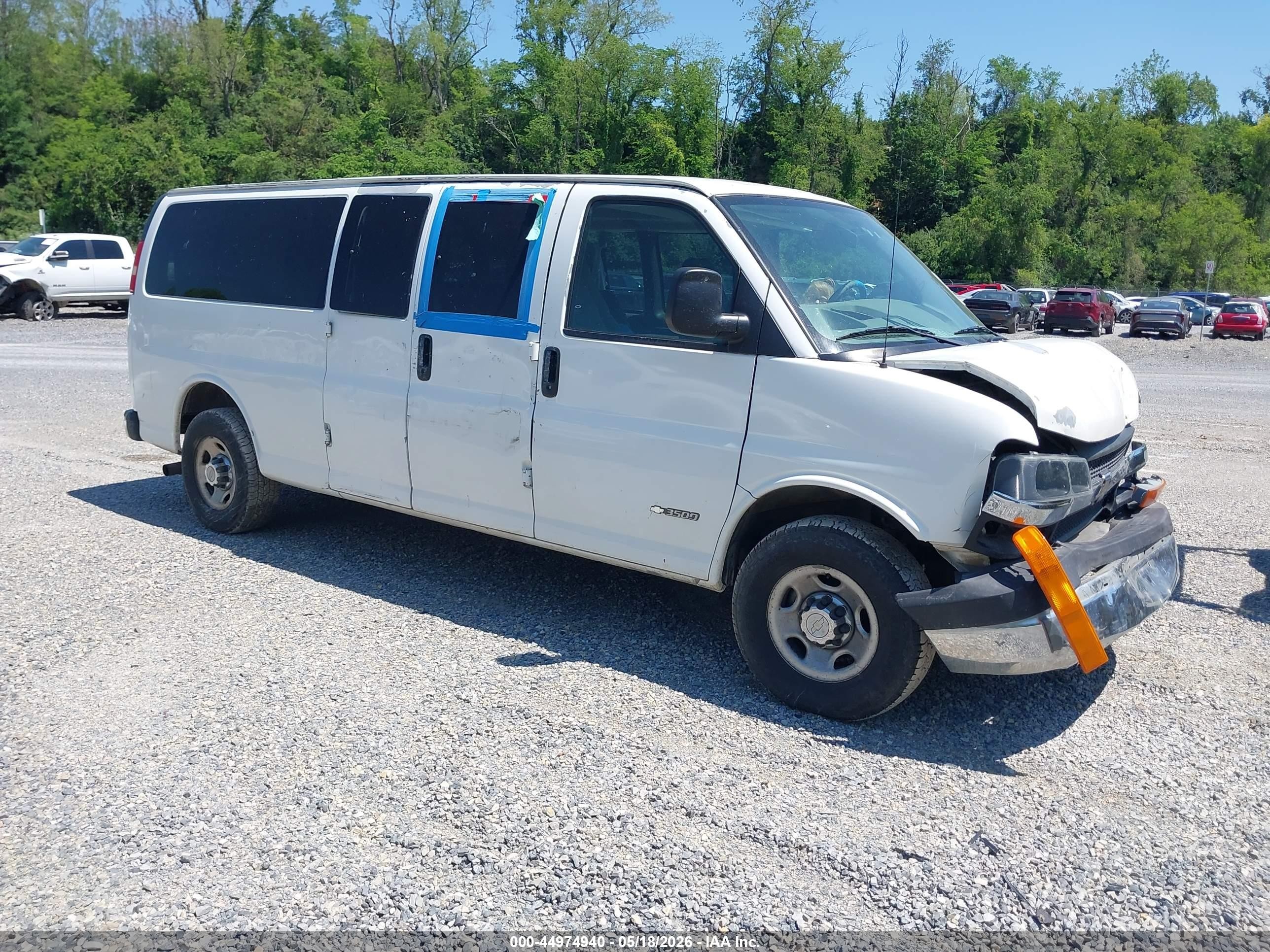 2005 Chevrolet Express Passenger, VIN 1GAHG39U451263088 — Front end