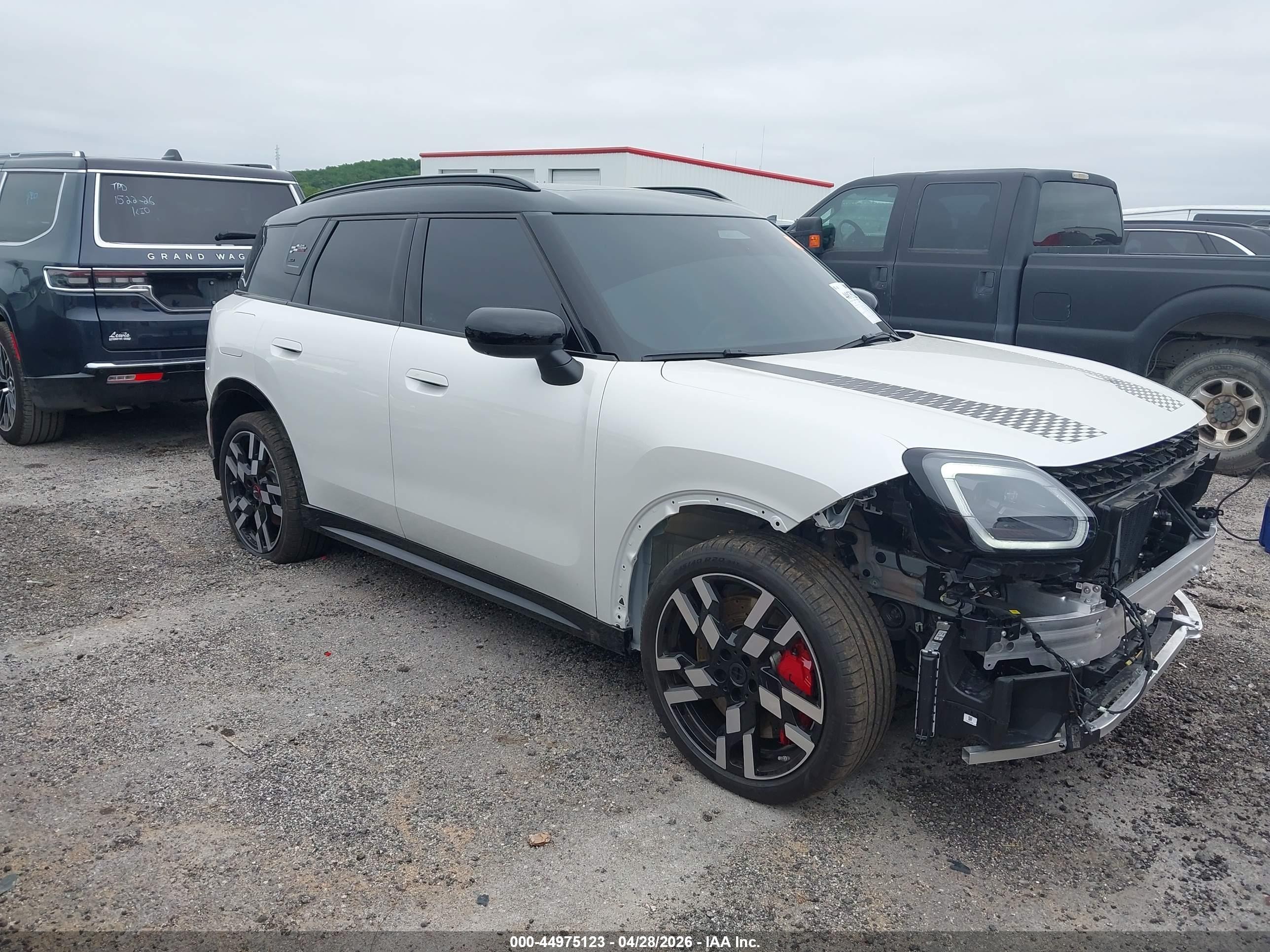 2026 MINI Countryman John Cooper Works, VIN WMZ33GA00T7U19098 — Перед