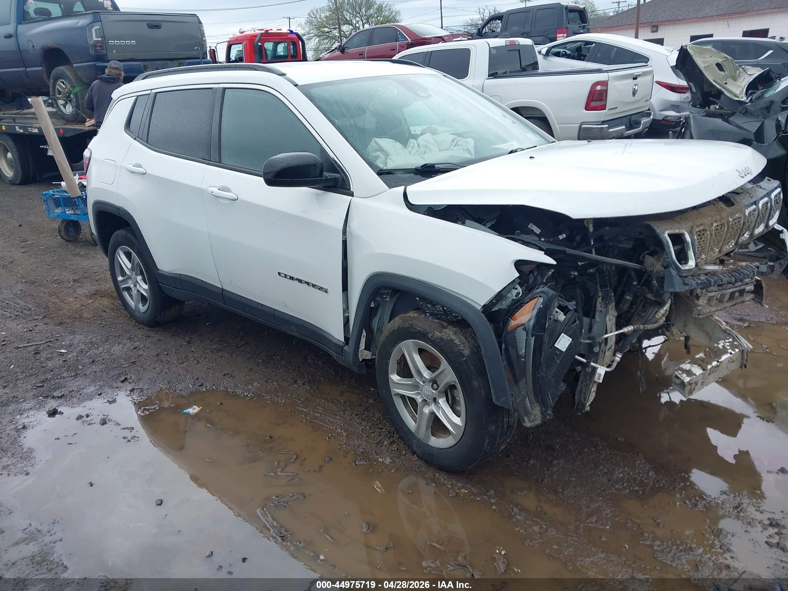 2024 Jeep Compass Latitude, VIN 3C4NJDBN4RT607201 — Front end