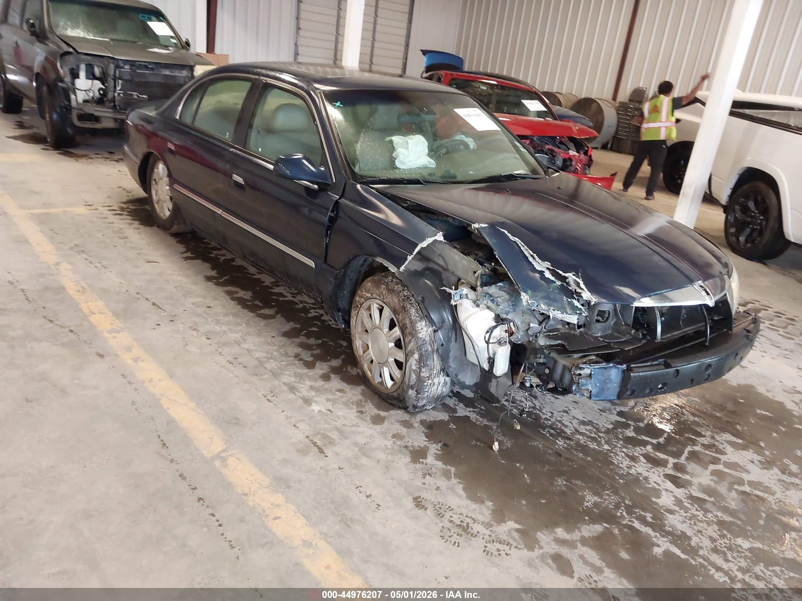 2002 Lincoln Continental, VIN 1LNHM97V72Y683327 — Перед