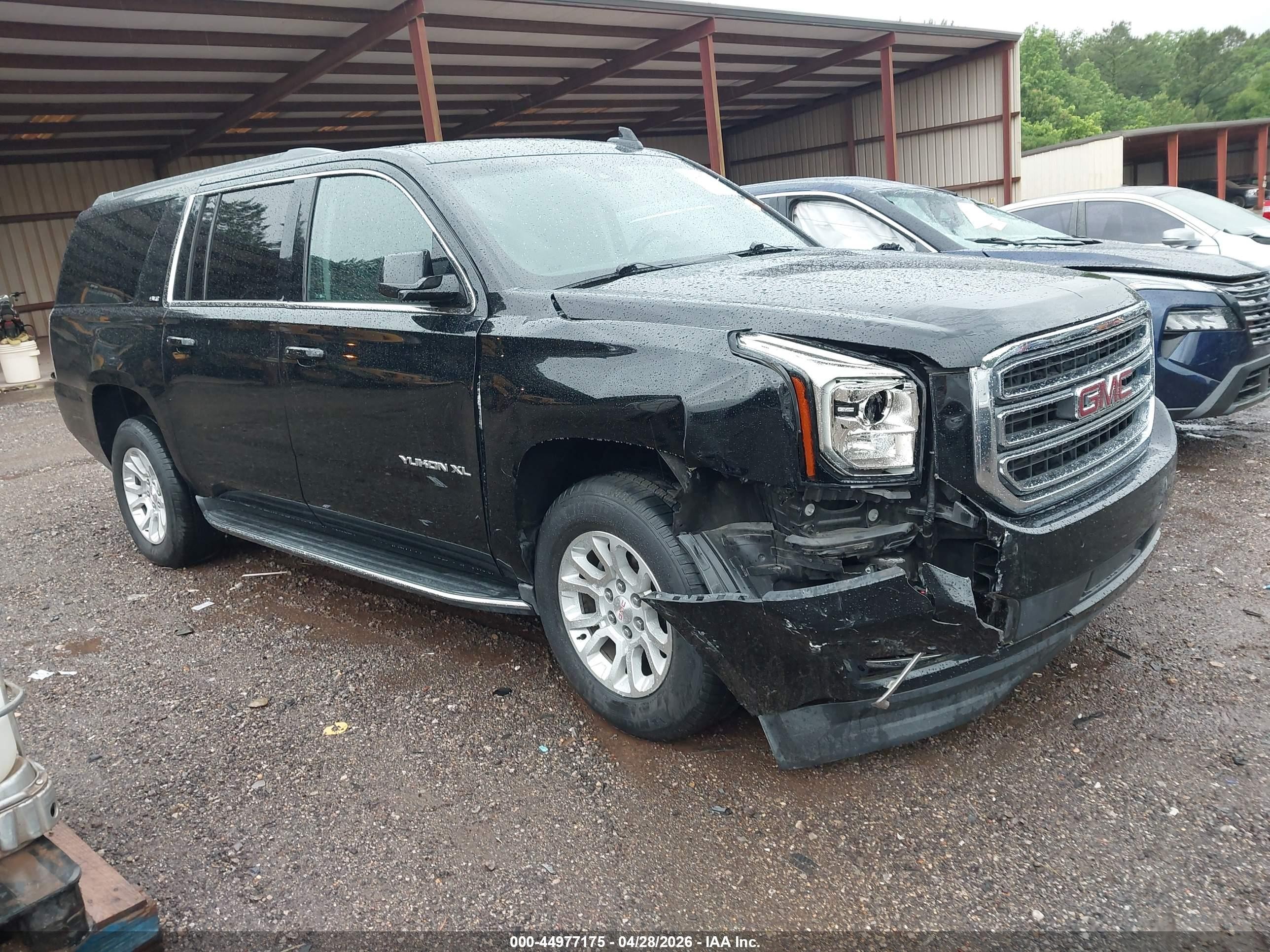 2017 GMC Yukon XL SLT, VIN 1GKS1GKC0HR256642 — Front end