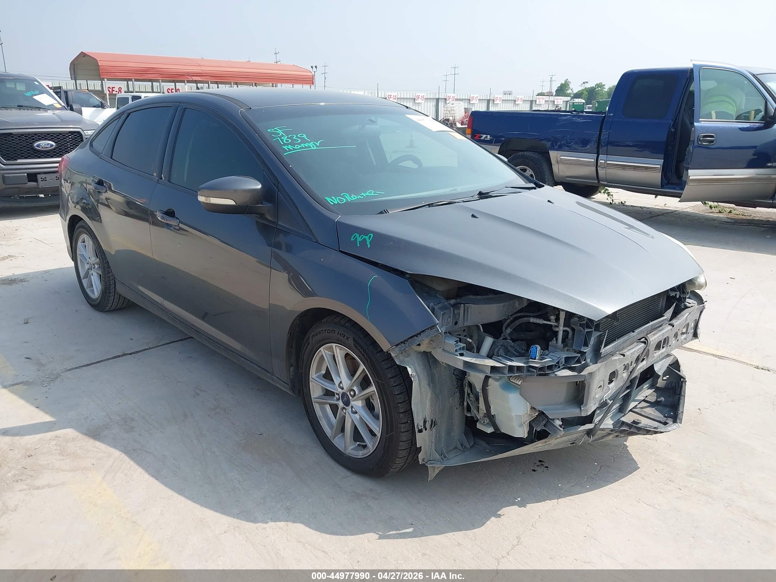 2016 Ford Focus SE, VIN 1FADP3F20GL316262 — Front end