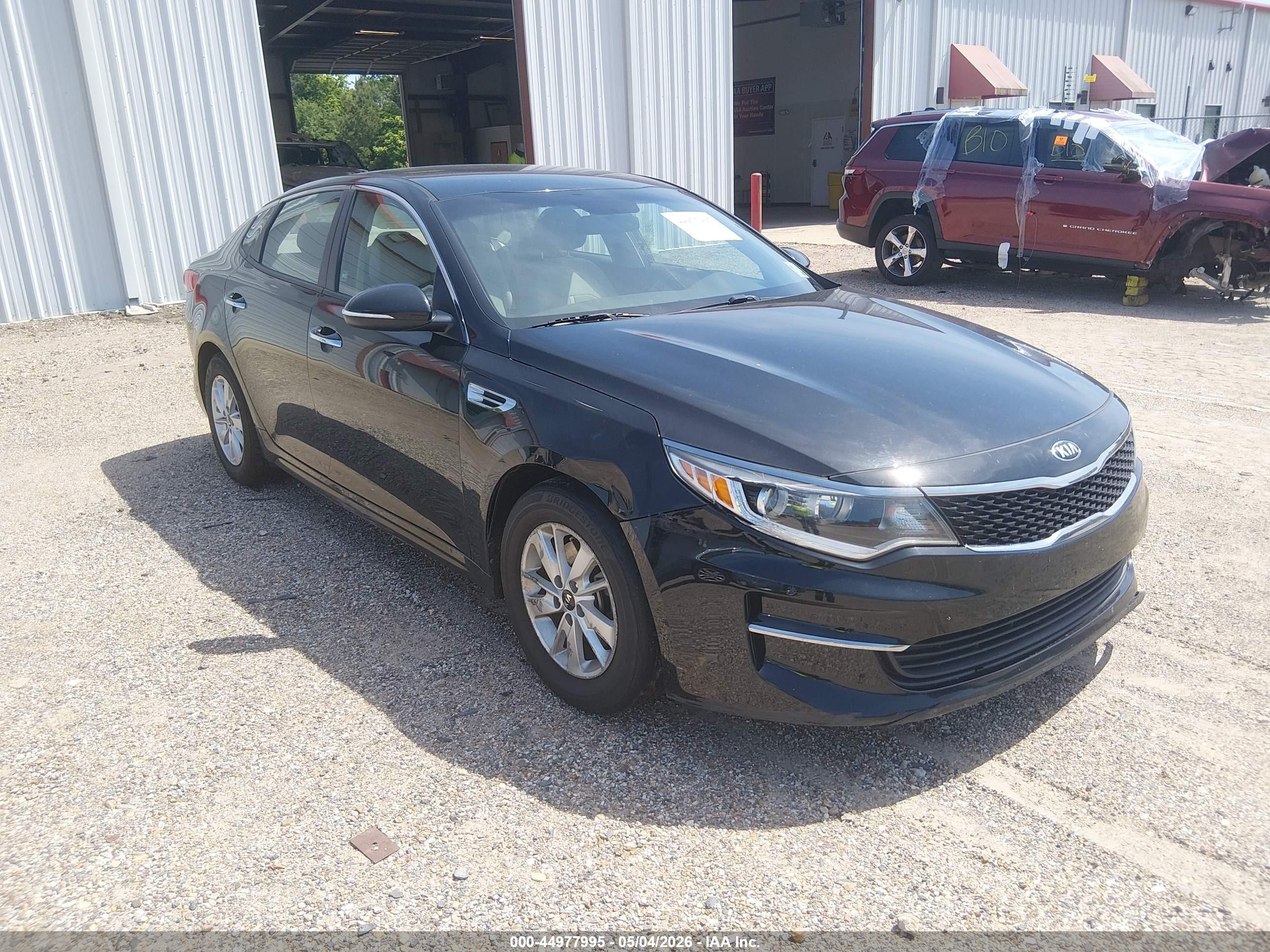 2016 Kia Optima LX, VIN 5XXGT4L37GG102648 — Front end
