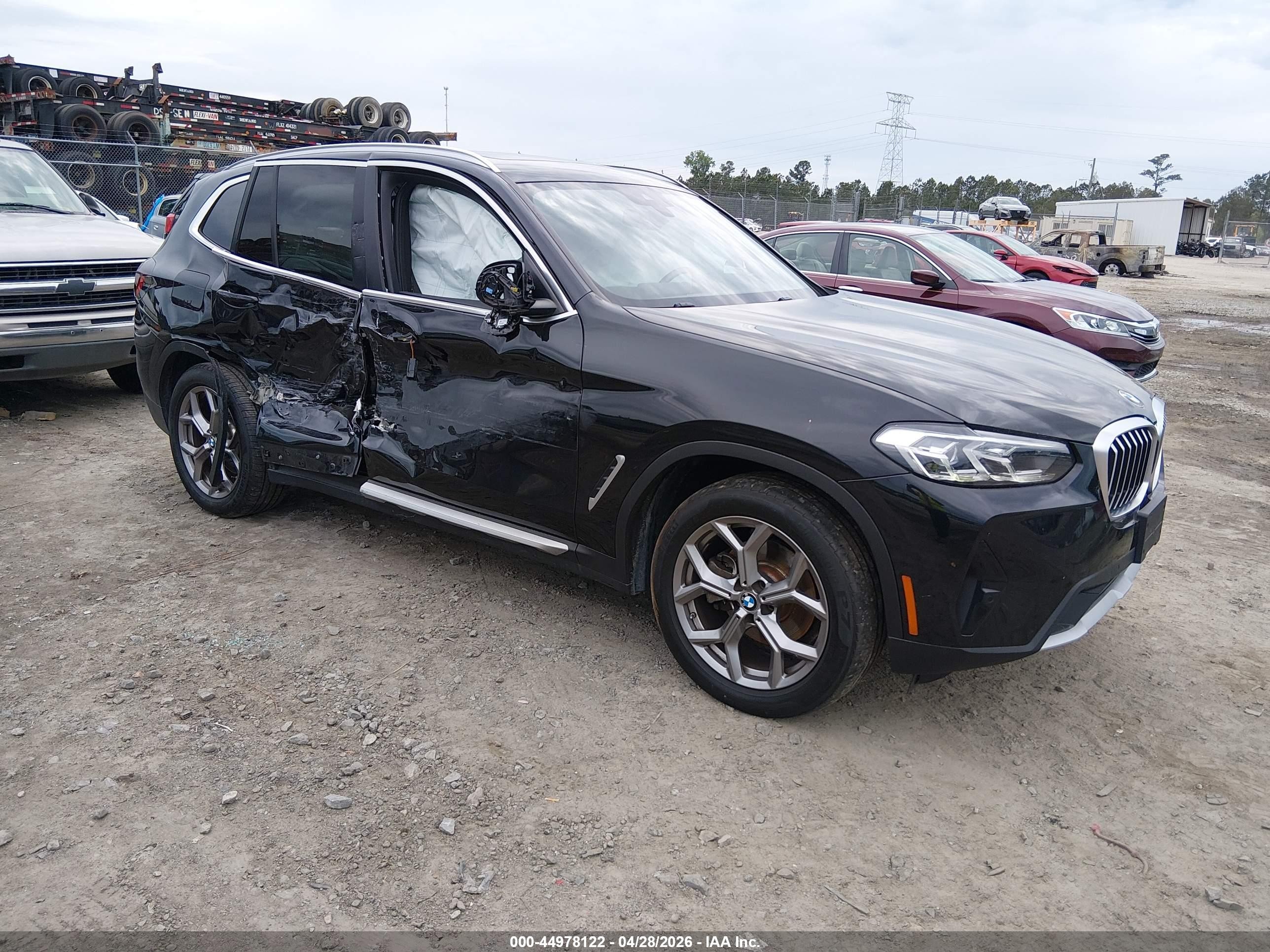 2022 BMW X3 xDrive30i, VIN 5UX53DP00N9K62628 — Бок