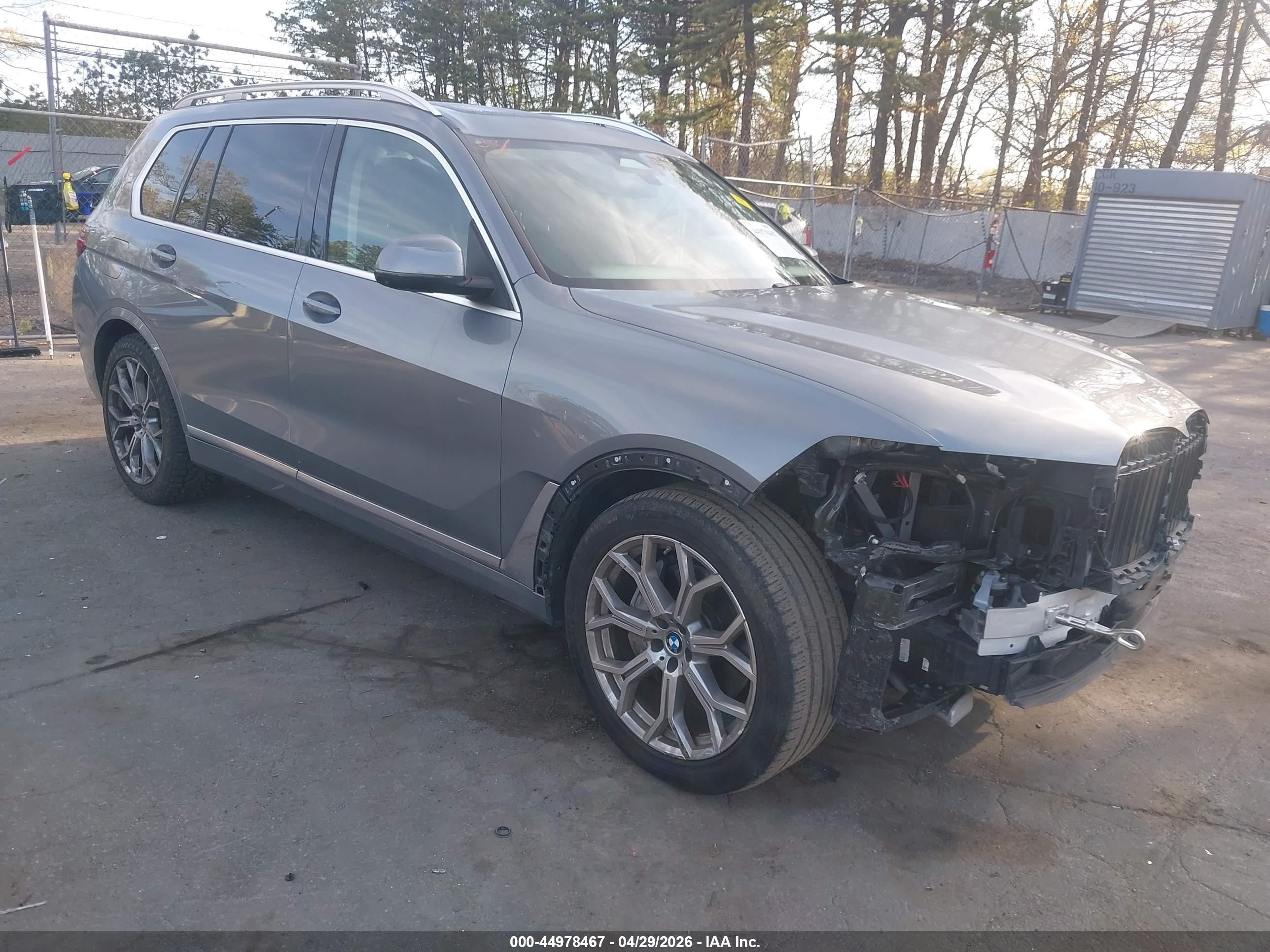 2025 BMW X7 xDrive40i, VIN 5UX23EM00S9W58440 — Front end
