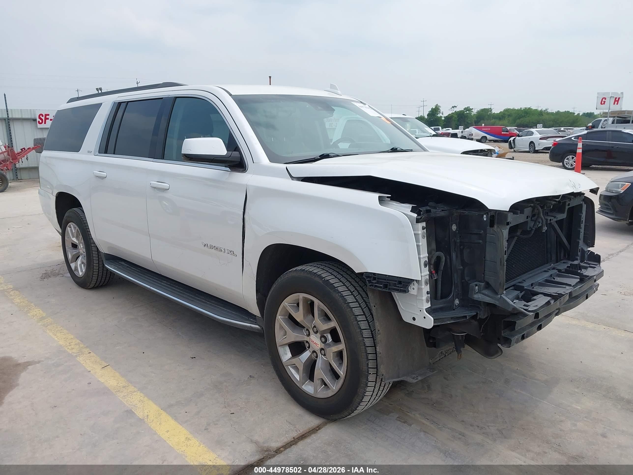 2016 GMC Yukon XL SLT, VIN 1GKS2GKC7GR206459 — Front end