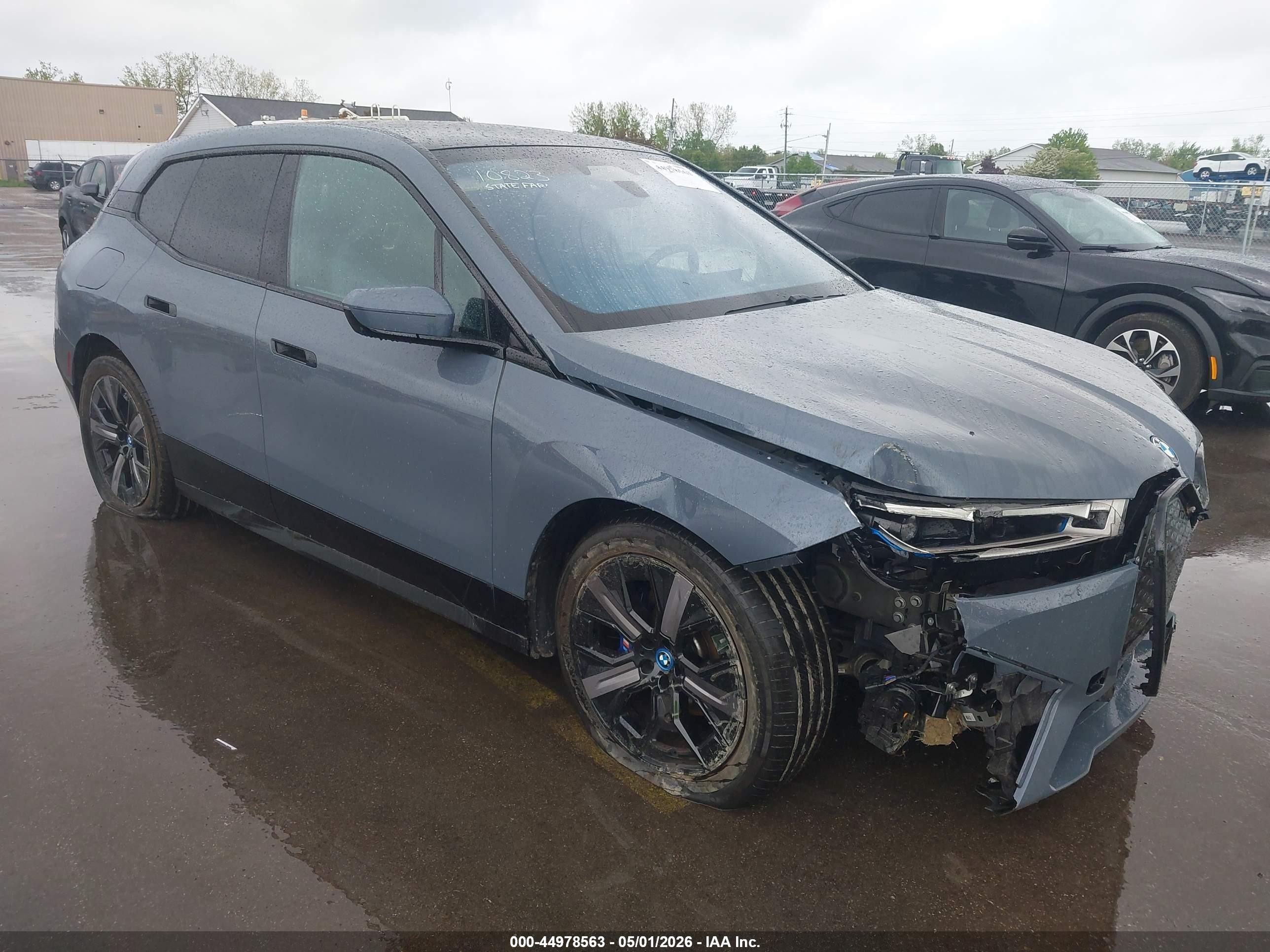 2023 BMW iX M60, VIN WB533CF05PCM54813 — Перед