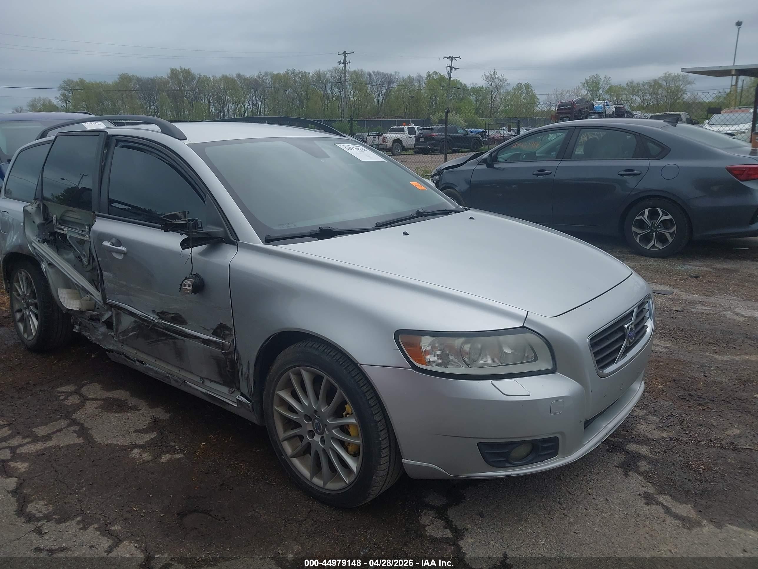 2010 Volvo V50, VIN YV1382MW2A2522029 — Side