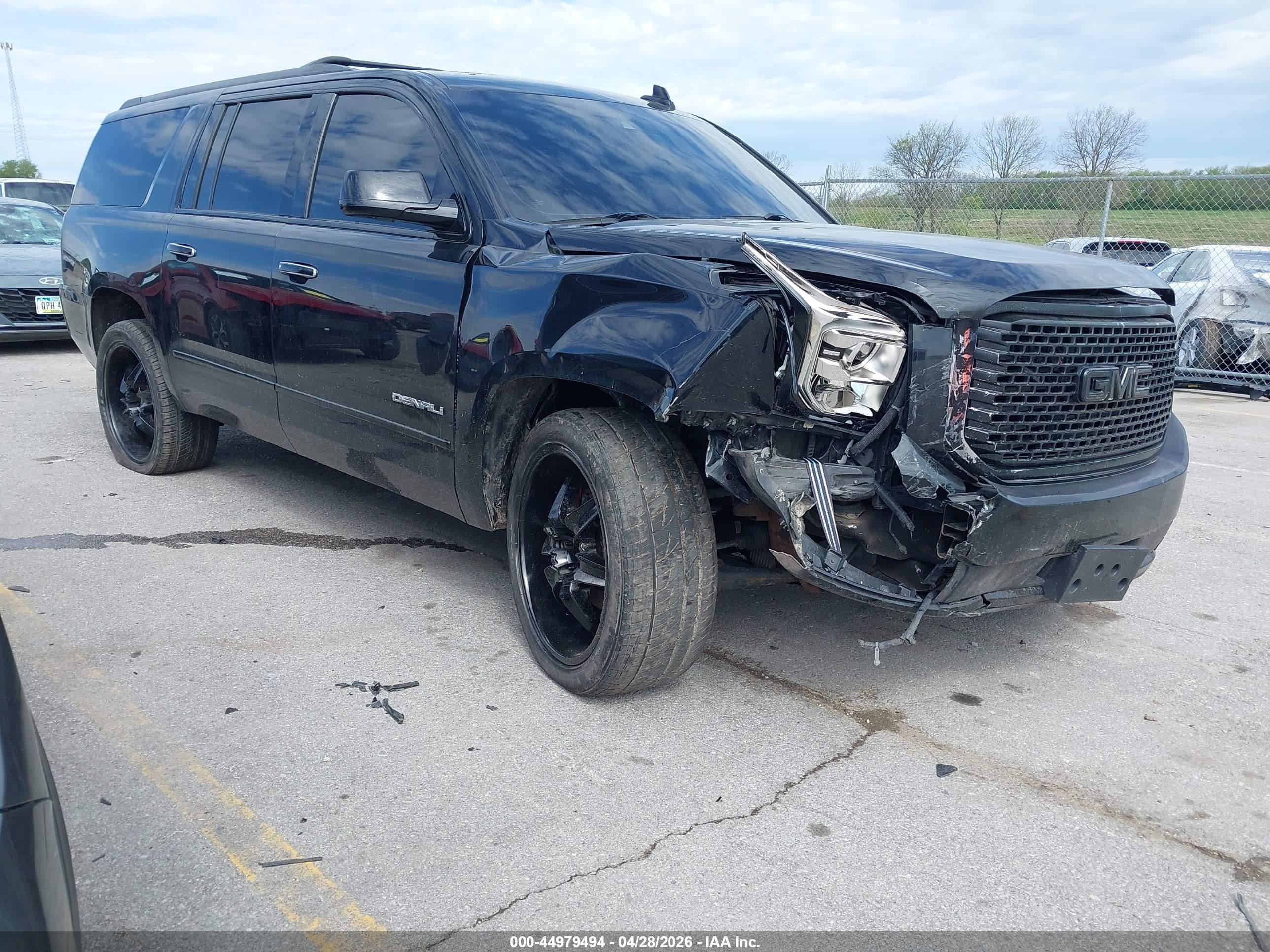 2017 GMC Yukon XL Denali, VIN 1GKS2HKJ2HR346019 — Front end