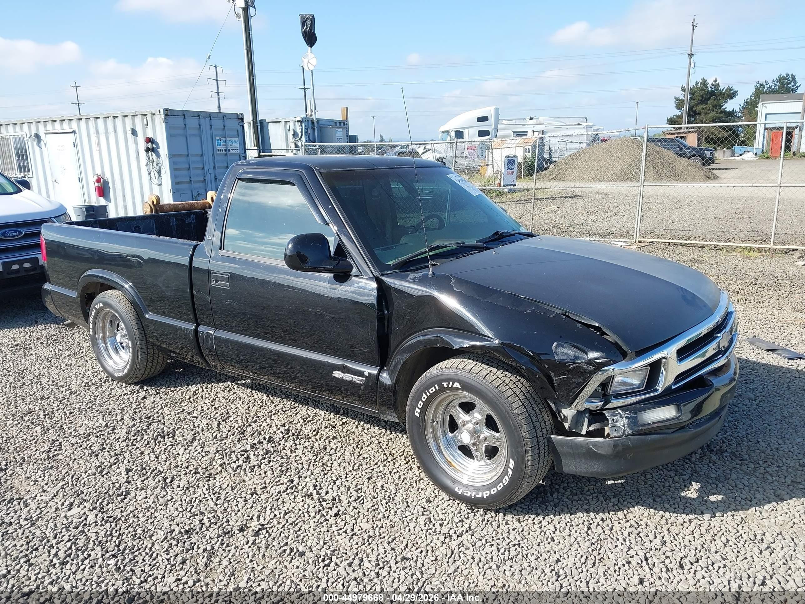 1997 Chevrolet S-10, VIN 1GCCS14X8V8126104 — Front end