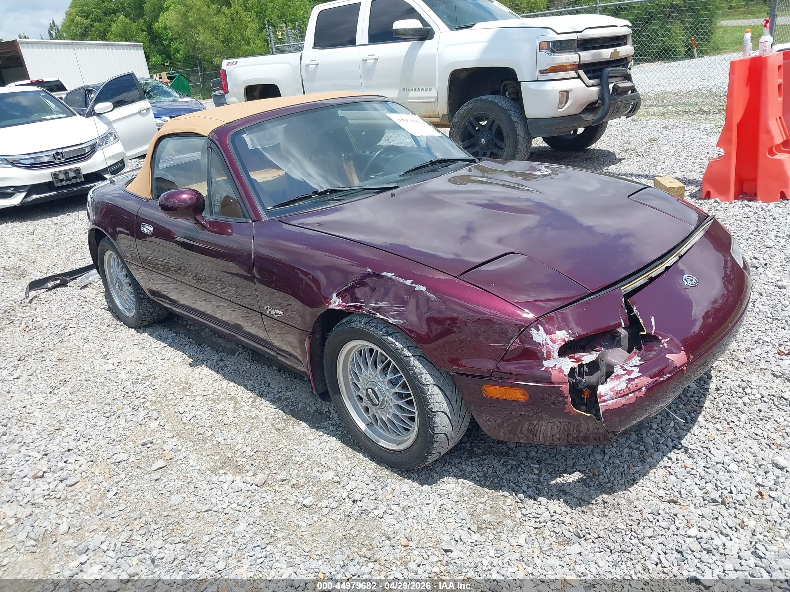 1995 Mazda MX-5 Miata, VIN JM1NA3537S0609290 — Front end