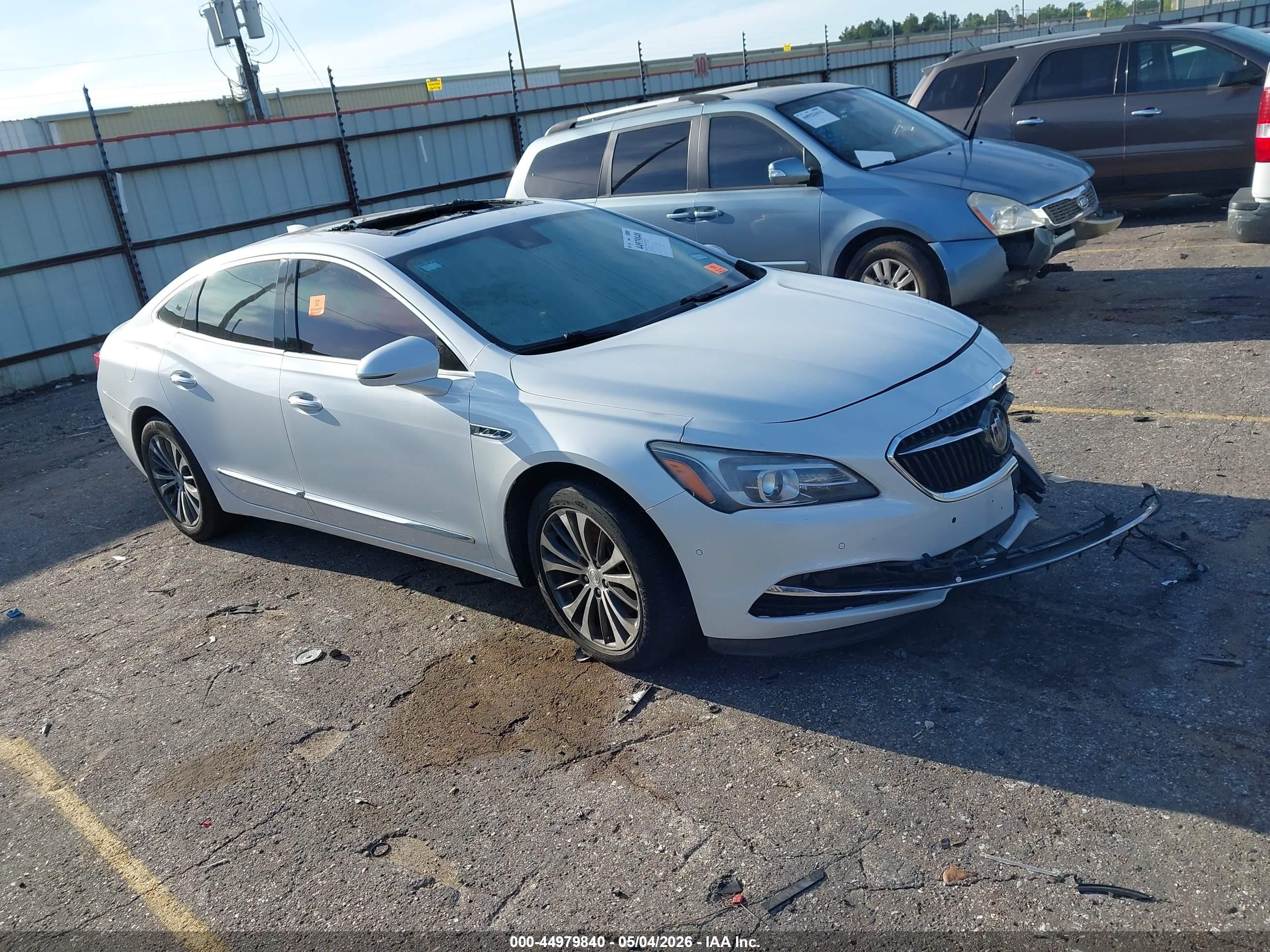 2017 Buick LaCrosse Premium, VIN 1G4ZR5SSXHU153705 — Перед