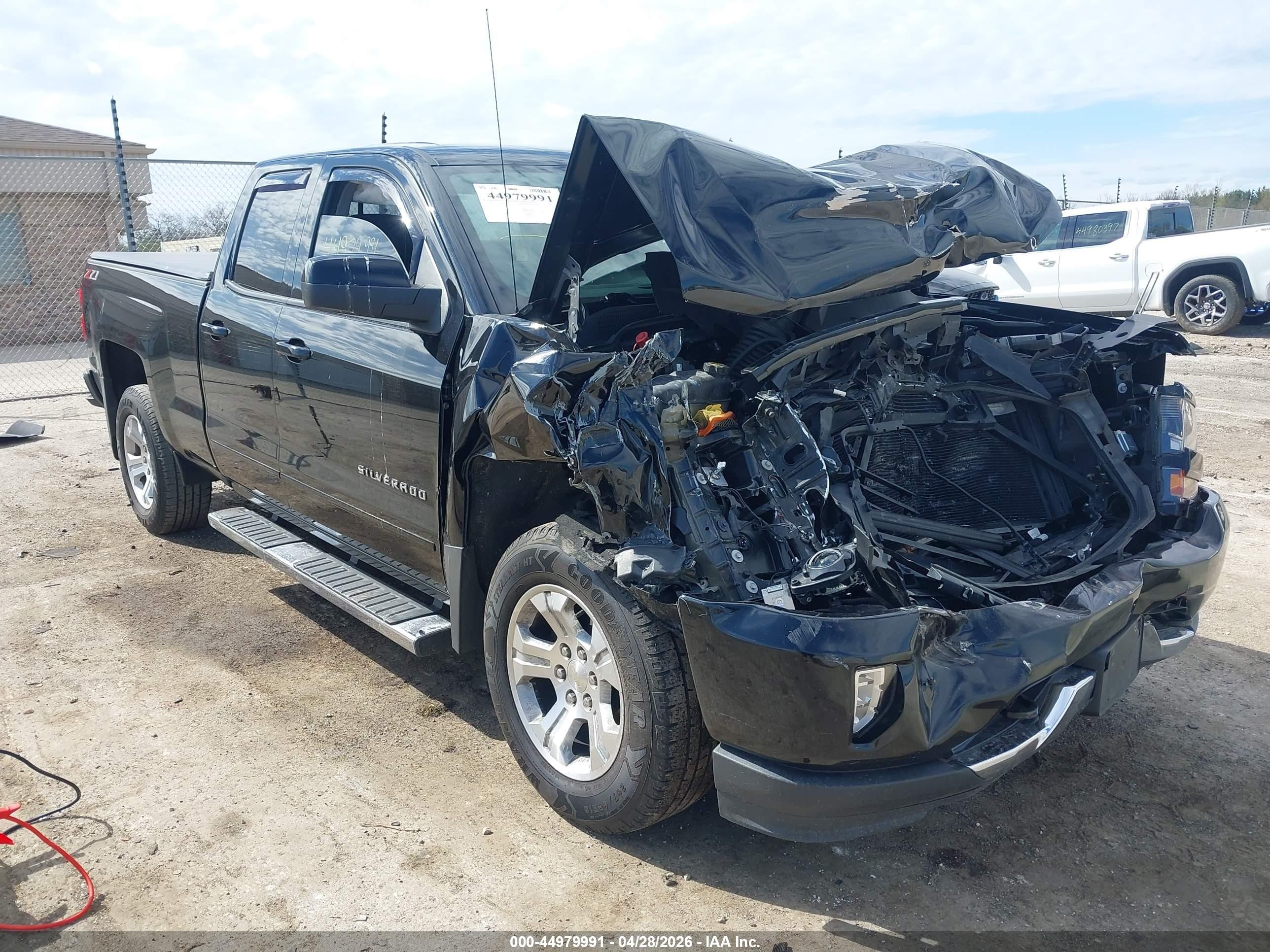 2018 Chevrolet Silverado 1500 LT, VIN 1GCVKREC2JZ274028 — Front end