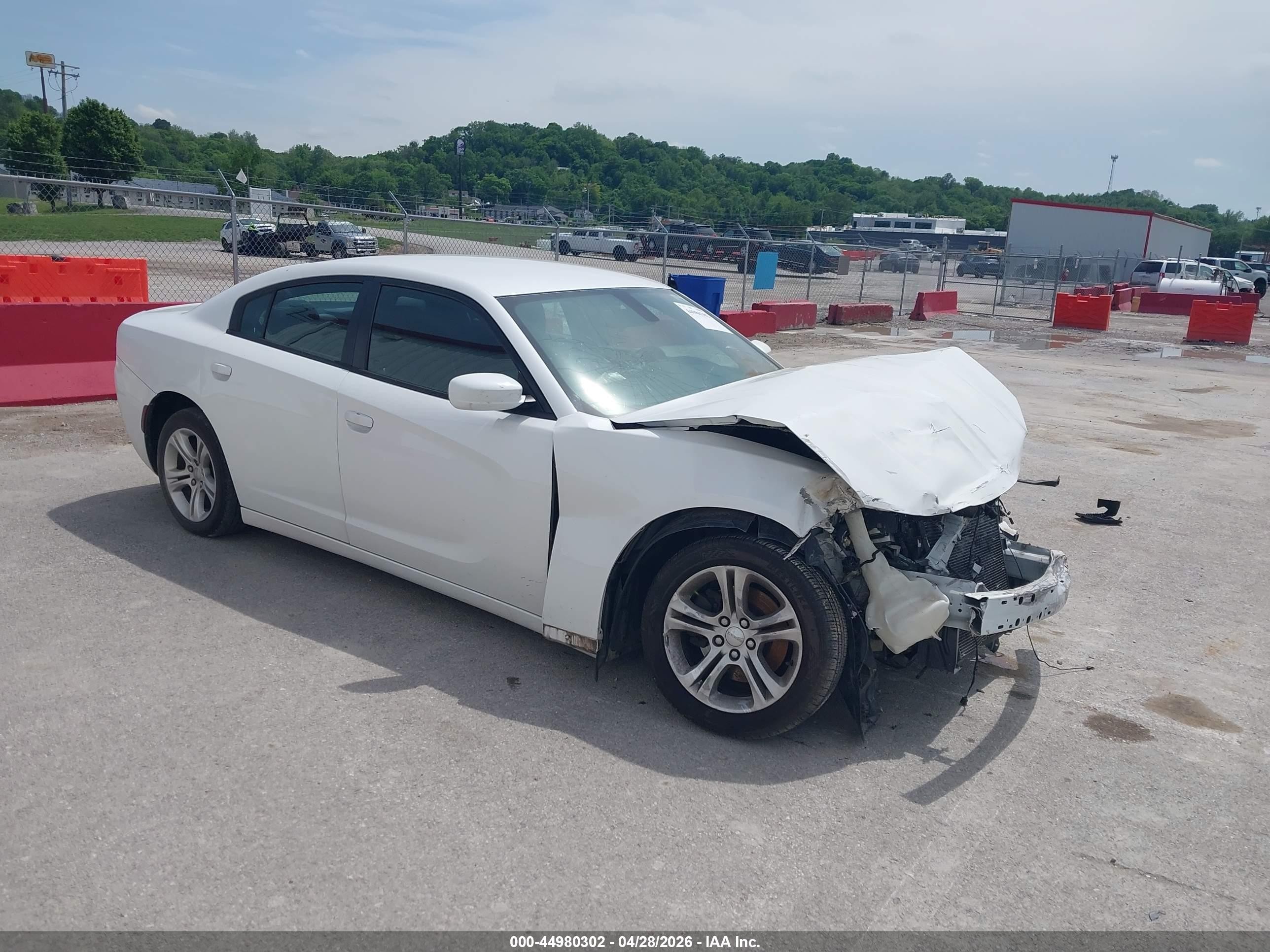2015 Dodge Charger SE, VIN 2C3CDXBG5FH925287 — Front end