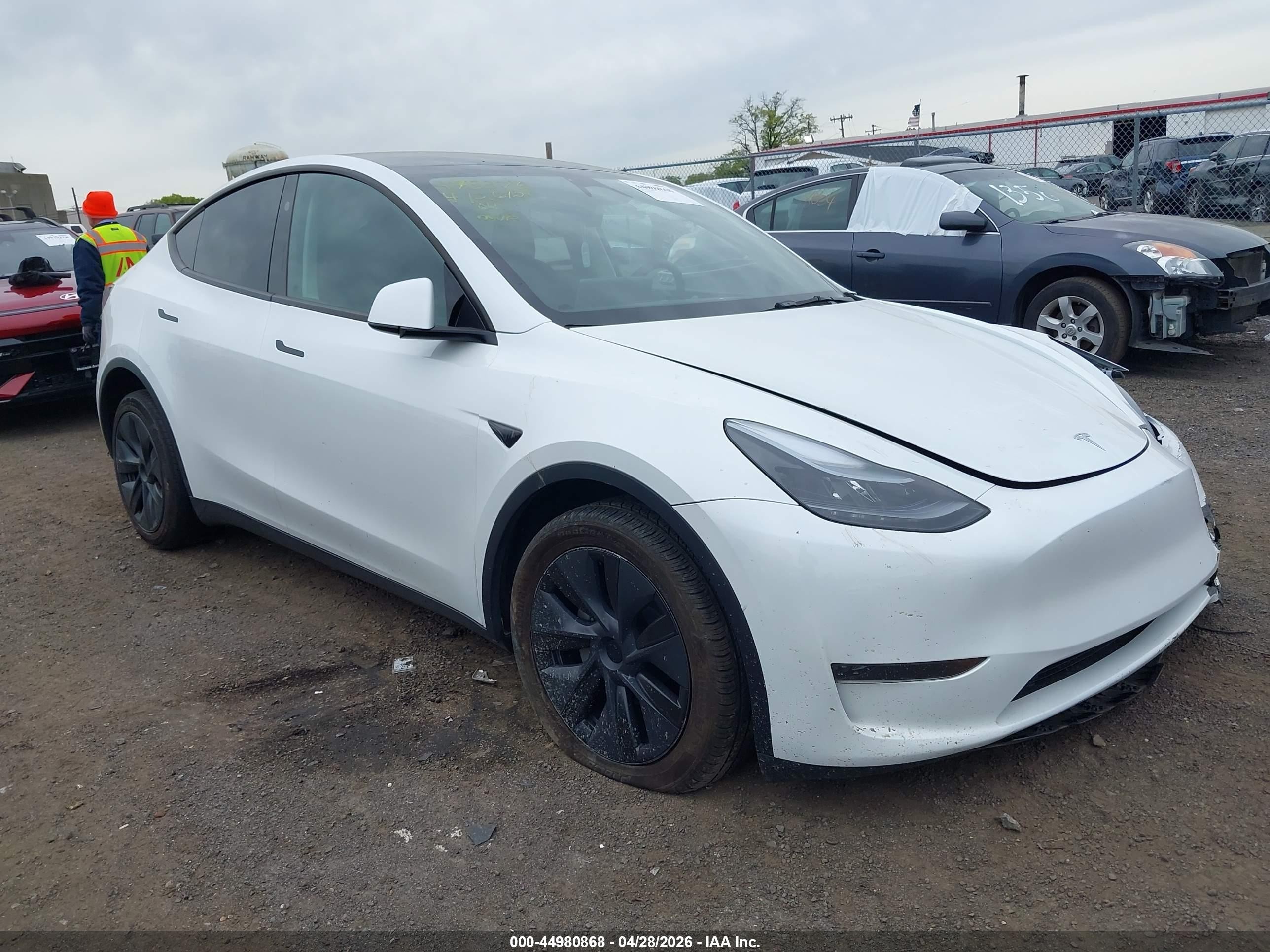 2025 Tesla Model Y Long Range, VIN 7SAYGDEDXSA374010 — Front end