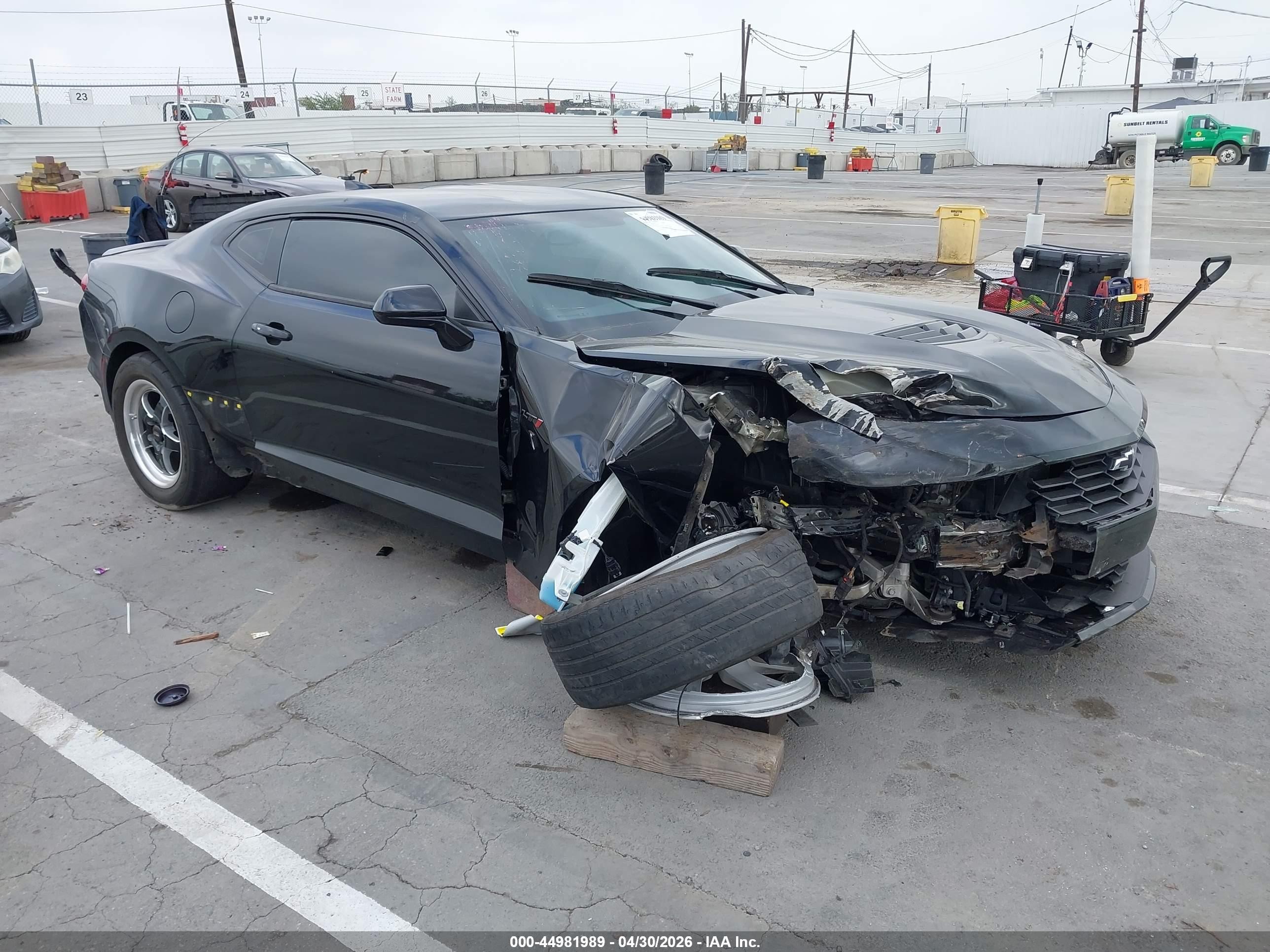 2021 Chevrolet Camaro LT1, VIN 1G1FF1R75M0121362 — Side