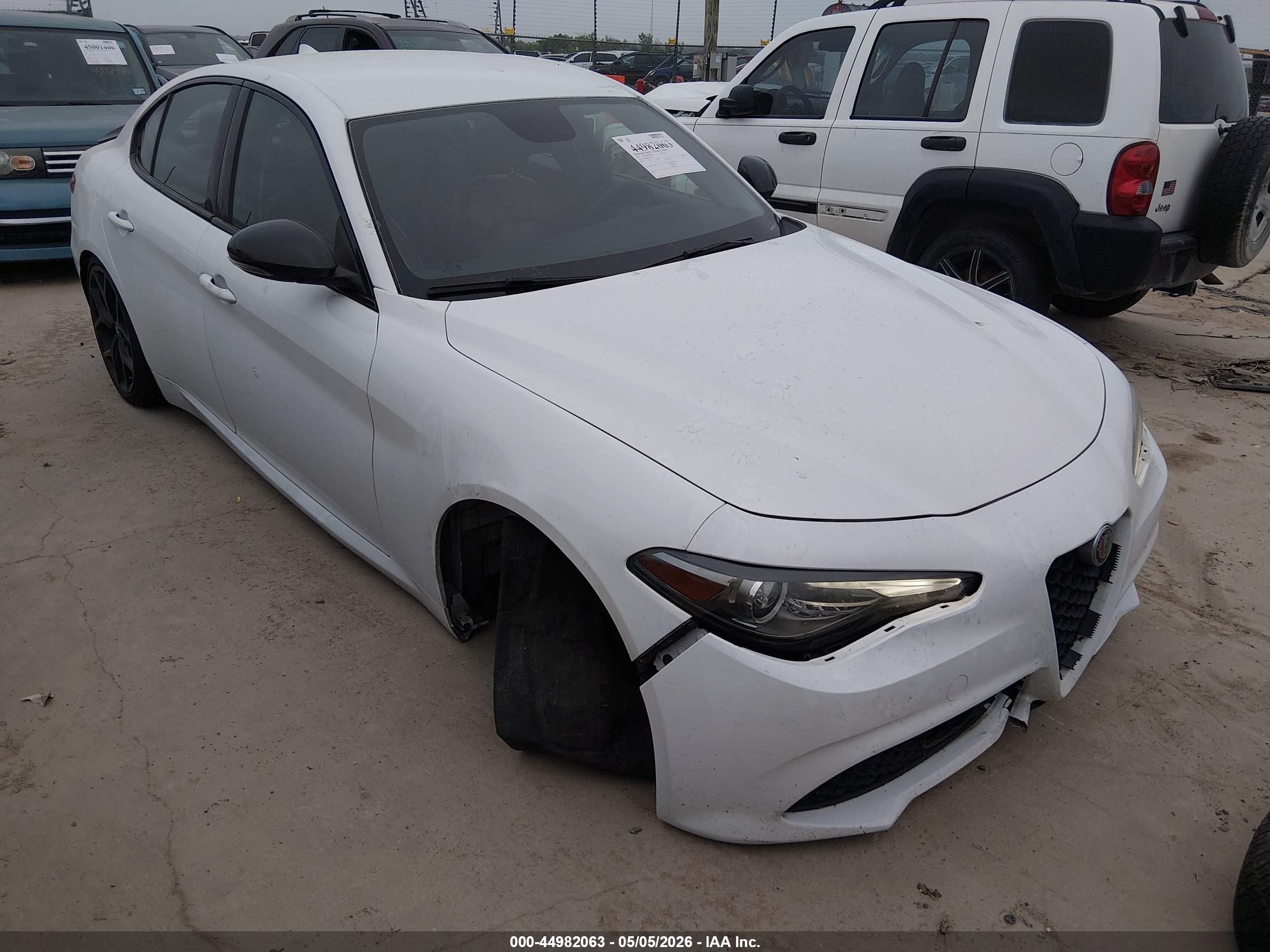 2019 Alfa Romeo Giulia, VIN ZARFAMAN7K7611720 — Front end
